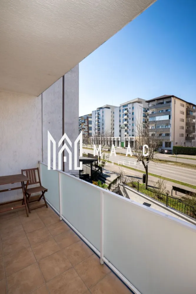 Apartament 2 camere Blevard | Etaj 1 - Apartament 2 camere | Prima închiriere | Modern | Parcare inclusă | Bd. Dem Rădulescu ID anunț: CP2948499 Locație: Bulevardul Dem Rădulescu Etaj: 1 Loc de parcare exterior inclus MAAC Imobiliare vă propune spre închiriere un apartament deosebit cu 2 camere, situat la etajul 1, într-o zonă foarte apreciată a orașului – Bulevardul Dem Rădulescu. Prima închiriere! Apartamentul tocmai a fost renovat complet și amenajat cu mult bun gust, folosind doar materiale și finisaje de calitate superioară. Compartimentare: Living generos cu bucătărie open space Dormitor luminos Baie modernă Terasă superbă, cu vedere directă spre bulevard Dotări și beneficii: ✔ Mobilier premium ✔ Bucătărie realizată pe comandă ✔ Dressinguri și multiple spații de depozitare ✔ Vopsea decorativă ✔ Centrală termică proprie ✔ Aer condiționat ✔ Loc de parcare exterior inclus Apartamentul impresionează prin designul modern, luminozitate și atenția la detalii. Este ideal pentru o persoană sau un cuplu care își dorește confort, stil și o locație excelentă. Proprietarul nu dorește chiriași cu copii sau animale de companie. Pentru mai multe detalii sau pentru programarea unei vizionări, vă rugăm să contactați MAAC Imobiliare. }}