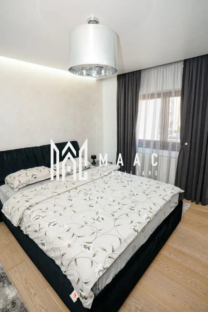 Apartament 2 camere Blevard | Etaj 1 - Apartament 2 camere | Prima închiriere | Modern | Parcare inclusă | Bd. Dem Rădulescu ID anunț: CP2948499 Locație: Bulevardul Dem Rădulescu Etaj: 1 Loc de parcare exterior inclus MAAC Imobiliare vă propune spre închiriere un apartament deosebit cu 2 camere, situat la etajul 1, într-o zonă foarte apreciată a orașului – Bulevardul Dem Rădulescu. Prima închiriere! Apartamentul tocmai a fost renovat complet și amenajat cu mult bun gust, folosind doar materiale și finisaje de calitate superioară. Compartimentare: Living generos cu bucătărie open space Dormitor luminos Baie modernă Terasă superbă, cu vedere directă spre bulevard Dotări și beneficii: ✔ Mobilier premium ✔ Bucătărie realizată pe comandă ✔ Dressinguri și multiple spații de depozitare ✔ Vopsea decorativă ✔ Centrală termică proprie ✔ Aer condiționat ✔ Loc de parcare exterior inclus Apartamentul impresionează prin designul modern, luminozitate și atenția la detalii. Este ideal pentru o persoană sau un cuplu care își dorește confort, stil și o locație excelentă. Proprietarul nu dorește chiriași cu copii sau animale de companie. Pentru mai multe detalii sau pentru programarea unei vizionări, vă rugăm să contactați MAAC Imobiliare. }}
