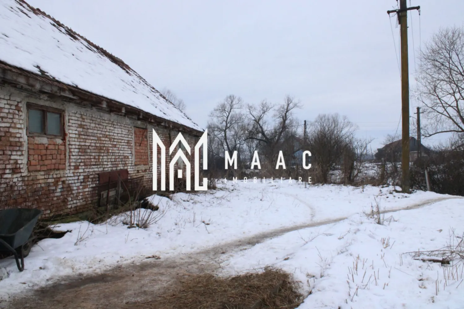 Ferma de Vânzare – Oportunitate Unică! - Se oferă spre vânzare o fermă situată la intrarea în localitatea Vurpar, care reprezintă o oportunitate excelentă pentru cei interesați de agricultură sau creșterea animalelor. Detalii despre proprietate: - Teren: 10,065 metri pătrați - Grajd cu o suprafață de 1600 mp - Magazie cu o suprafață de 400 mp - Ferma este în folosință, oferind infrastructura necesară pentru activități agricole Beneficii: - Locație convenabilă, la intrarea în Vurpar - Spațiu generos ideal pentru diverse activități agricole sau creșterea animalelor - Investiție stabilă cu potențial de dezvoltare Preț: [Introduceți prețul] Nu ratați această oportunitate unică! Pentru mai multe informații sau pentru a programa o vizionare, vă rugăm să ne contactați Pentru mai multe detalii precizati telefonic ca ati vazut anuntul cu ID CP2887025. Așteptăm cu interes să vă ajutăm să deveniți proprietarul acestei ferme! }}