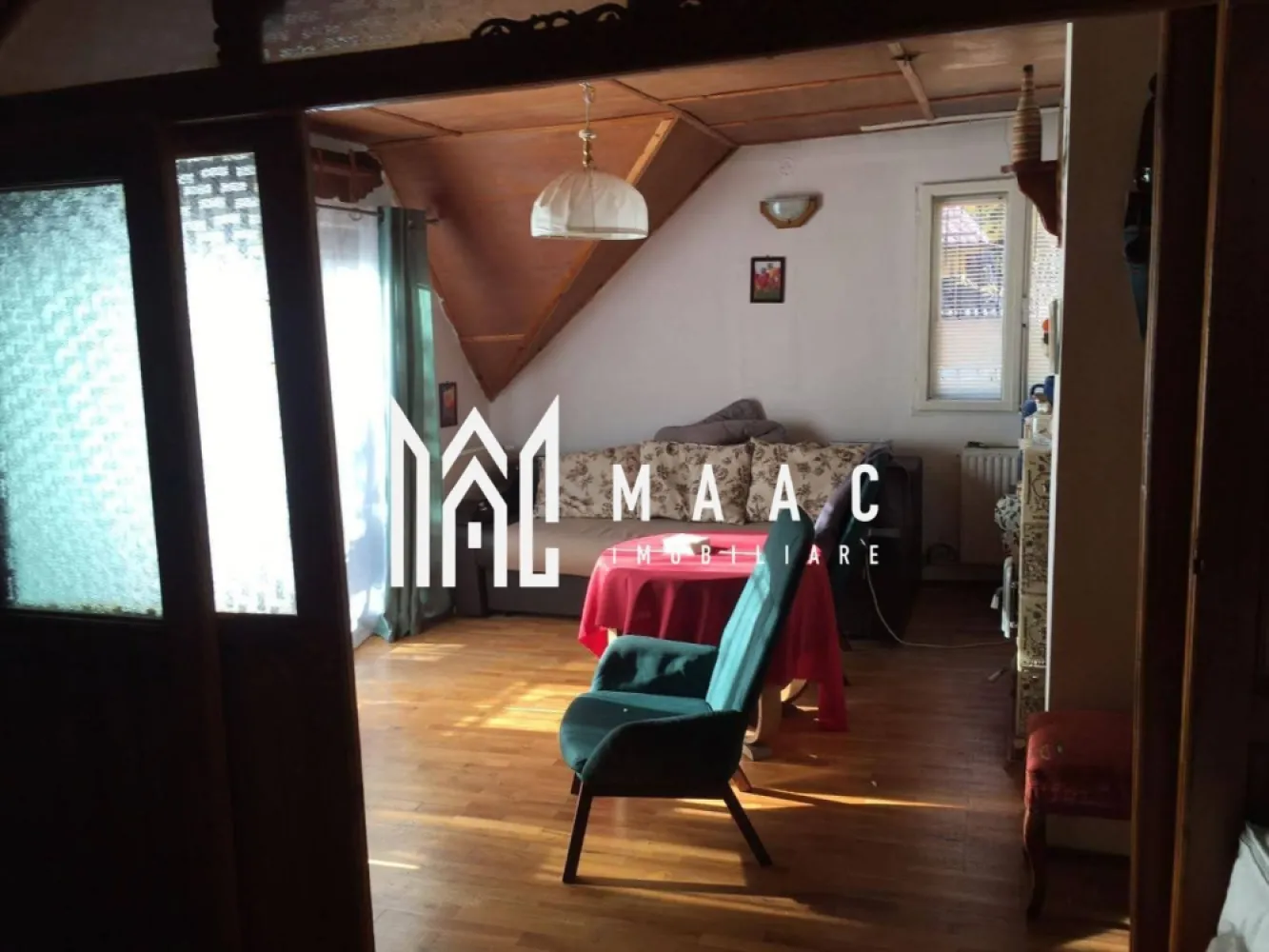 Oferta de top I Casa si Teren in Sinaia - MAAC Imobiliare ofera spre Vânzare Casă + Teren – Sinaia - Calea Codrului Localizare: Strada Calea Codrului 800 m de Castelul Peleș 483 m de Taverna Sârbului Detalii proprietate: | Caracteristică | Detalii | | Suprafață teren | 979 mp | | Suprafață casă | 100 mp | | Construcție | P+1 | | Compartimentare | 4 camere, 2 băi, 1 bucătărie, 1 balcon, 1 verandă, 1 terasă | Dotări și utilități: Casă mobilată și utilată Centrală termică pe gaz Utilități în proprietate: gaz, apă, curent electric Pentru mai multe detalii precizati telefonic ca ati vazut anuntul cu ID CP2941464 }}