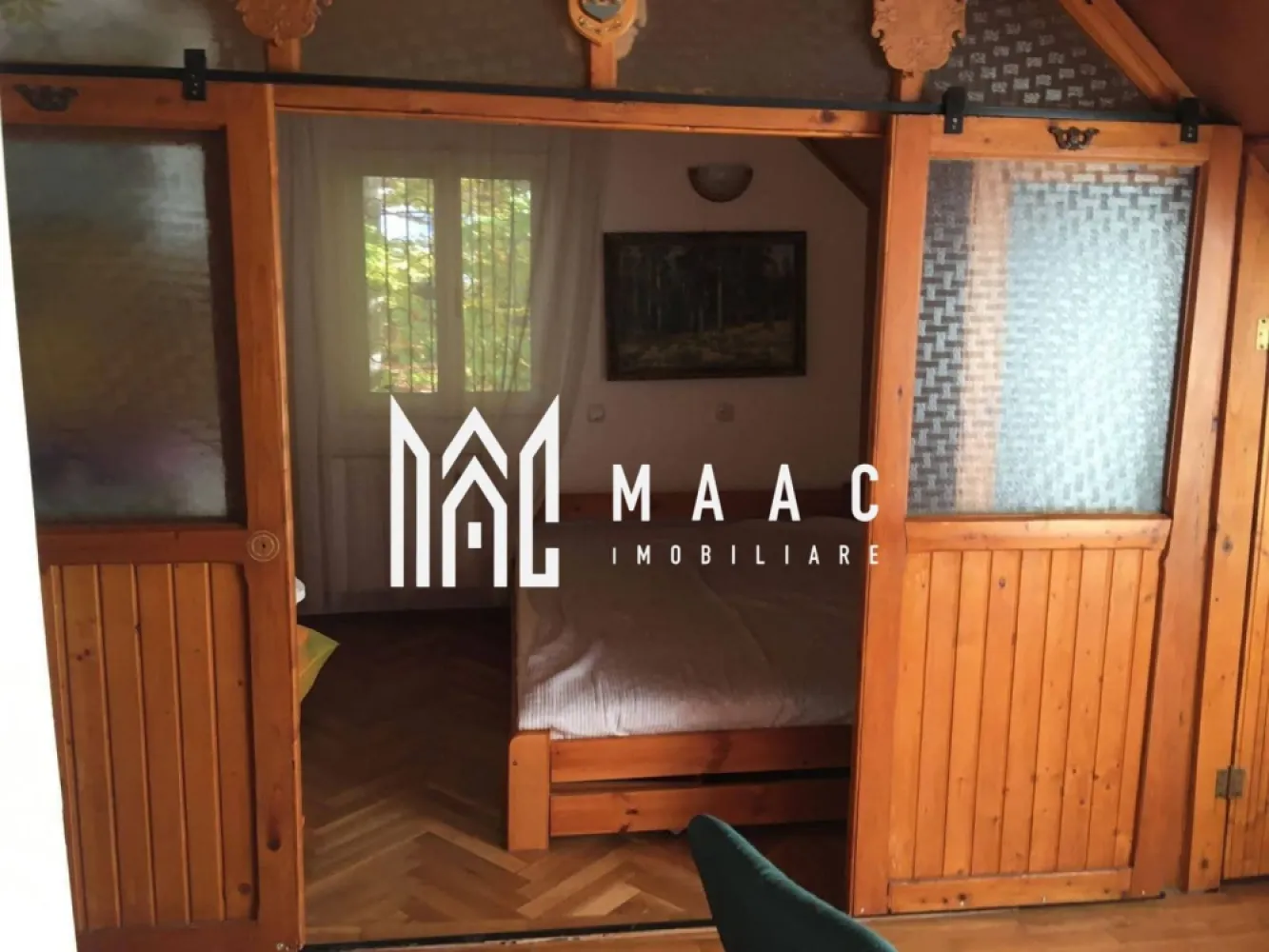 Oferta de top I Casa si Teren in Sinaia - MAAC Imobiliare ofera spre Vânzare Casă + Teren – Sinaia - Calea Codrului Localizare: Strada Calea Codrului 800 m de Castelul Peleș 483 m de Taverna Sârbului Detalii proprietate: | Caracteristică | Detalii | | Suprafață teren | 979 mp | | Suprafață casă | 100 mp | | Construcție | P+1 | | Compartimentare | 4 camere, 2 băi, 1 bucătărie, 1 balcon, 1 verandă, 1 terasă | Dotări și utilități: Casă mobilată și utilată Centrală termică pe gaz Utilități în proprietate: gaz, apă, curent electric Pentru mai multe detalii precizati telefonic ca ati vazut anuntul cu ID CP2941464 }}