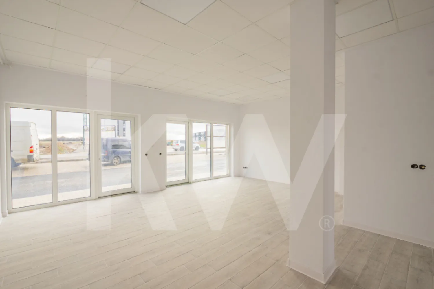 Spațiu comercial, finisat, vitrina, parcare – Doamna Stanca–Dedeman, disponibil acum - Vă propun spre închiriere un spațiu comercial situat la parterul unui bloc nou, finalizat în 2025, în zona Doamna Stanca – Dedeman, una dintre cele mai dinamice artere comerciale din zonă.Spațiul are o suprafață utilă de 64 mp, este compartimentat și finisat, fiind pregătit pentru preluare imediată. Accesul se realizează direct din strada Doamna Stanca, prin două uși de intrare, oferind vizibilitate excelentă și flux natural de clienți.&nbsp;Beneficiază de 1 loc de parcare dedicat și acces la parcările disponibile ale ansamblului rezidențial. Este potrivit pentru o gamă largă de activități: – farmacie – salon de înfrumusețare (barber, frizerie, cosmetică, manichiură) – sediu firmă – magazin alimentar – showroom – magazin piese auto – centru de recoltare analize – alte activități comerciale sau de servicii.Chiriașul beneficiază de 30 de zile perioadă de grație pentru amenajare și obținerea autorizațiilor. Se solicită garanție echivalentă cu 2 luni de chirie. Spațiul este disponibil imediat.&nbsp;Contactați-mă pentru vizionare și pentru a vă asigura cel mai potrivit loc pentru dezvoltarea afacerii dumneavoastră.Razvan Radomir - Keller Williams Sibiu }}