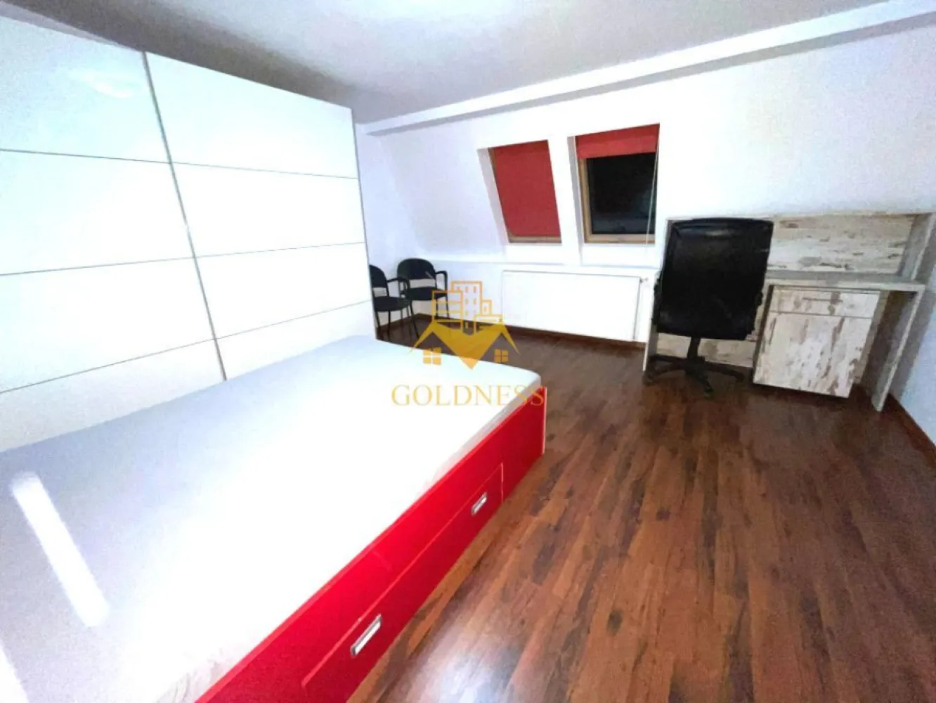 2 camere decomandate, parcare, AC, Pet Friendly, Vivo, Floresti - GOLDNESS Imobiliare vă propune spre închiriere un apartament cu 2 camere decomadate, complet mobilat și utilat, la etajul 3 într-un imobil de 3 etaje, în Zona Floresti. Dispune de loc de parcare contracost 50 euro 💶 ! Se află în apropierea stațiilor de transport în comun, magazine, restaurante, spații verzi, farmacii, etc. Apartamentul este compartimentat astfel: - dormitor cu pat matrimonial, dressing, noptiere. - living canapea extensibilă, loc de servit masa, TV si spatiu de depozitare. - baie cu cada, calorifer port prosop și dulap pentru depozitare. - balcon de 5 mp. Imobilul este dotat cu toate cele necesare- centrală proprie, mașină de spălat haine, frigider, aragaz, hotă, etc. Dacă sunteți interesați de acest apartament și doriți să îl vizionați, dar și pentru alte oferte nu ezitați să ne contactați telefonic sau prin e-mail. Vă stăm la dispoziție! Pentru intermediere se percepe un comision de 50% din prețul chiriei! }}