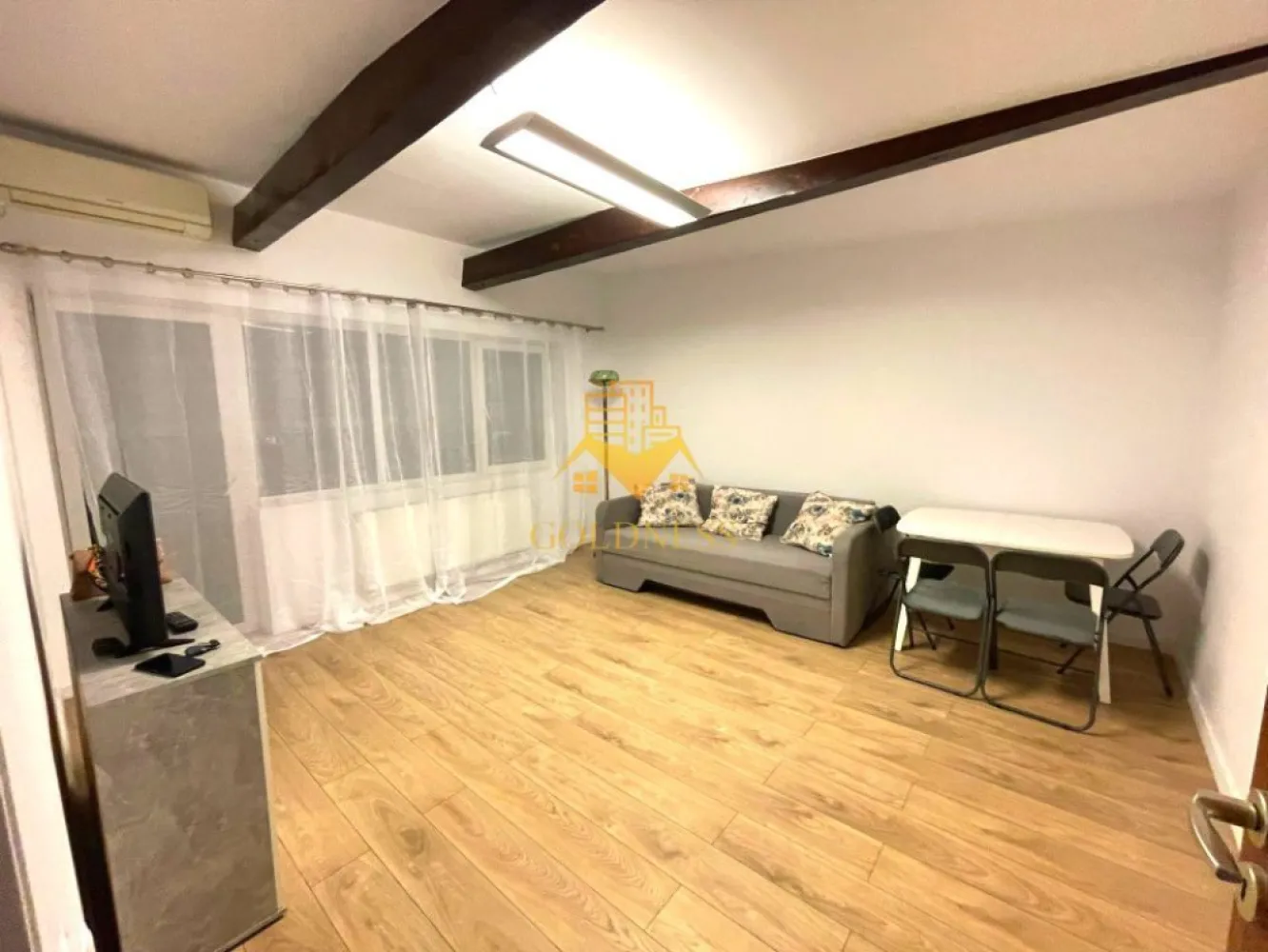 2 camere decomandate, parcare, AC, Pet Friendly, Vivo, Floresti - GOLDNESS Imobiliare vă propune spre închiriere un apartament cu 2 camere decomadate, complet mobilat și utilat, la etajul 3 într-un imobil de 3 etaje, în Zona Floresti. Dispune de loc de parcare contracost 50 euro 💶 ! Se află în apropierea stațiilor de transport în comun, magazine, restaurante, spații verzi, farmacii, etc. Apartamentul este compartimentat astfel: - dormitor cu pat matrimonial, dressing, noptiere. - living canapea extensibilă, loc de servit masa, TV si spatiu de depozitare. - baie cu cada, calorifer port prosop și dulap pentru depozitare. - balcon de 5 mp. Imobilul este dotat cu toate cele necesare- centrală proprie, mașină de spălat haine, frigider, aragaz, hotă, etc. Dacă sunteți interesați de acest apartament și doriți să îl vizionați, dar și pentru alte oferte nu ezitați să ne contactați telefonic sau prin e-mail. Vă stăm la dispoziție! Pentru intermediere se percepe un comision de 50% din prețul chiriei! }}