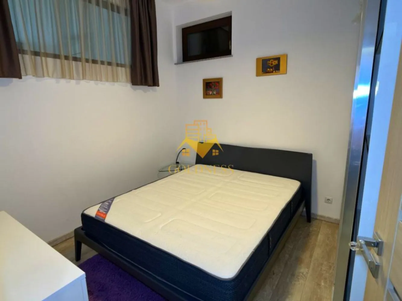 2 camere, Parcare, Centru, Piata Muzeului, Piata Unirii, Memo, UMF - GOLDNESS Imobiliare vă propune spre închiriere un apartament cu 2 camere open-space complet mobilat și utilat, la demisol într-un imobil de 2 etaje, în zona ultracentrala, la 15 min de UMF, 5 minute de Piata Unirii, strada Paul Chinezu. Se poate inchiria un loc de parcare in curtea interioara cu 50euro. GARANȚIE: se percep 2 garanții, cu posibilitatea plății eșalonat în 2/3 luni. Apartamentul este compartimentat astfel: - dormitor cu pat matrimonial, dressing, noptiere, birou. - living cu bucatarie open-space complet utilată si mobilata, canapea extensibla, loc de servit masa - baie cu dus walk-in, calorifer port prosop inox și dulap pentru depozitare. Imobilul este dotat cu toate cele necesare- termoficare, mașină de spălat haine, frigider, plită electrică, masina de spalat vase, hotă, TV, AC, etc. Se află în apropierea stațiilor de transport în comun, magazine, restaurante, spații verzi, farmacii, etc. Dacă sunteți interesați de acest apartament și doriți să îl vizionați, dar și pentru alte oferte sau detalii nu ezitați să ne contactați telefonic sau prin e-mail - goldnessimobiliare@gmail.com. Vă stăm la dispoziție! Pentru intermediere se percepe un comision de 75% din prețul chiriei! }}