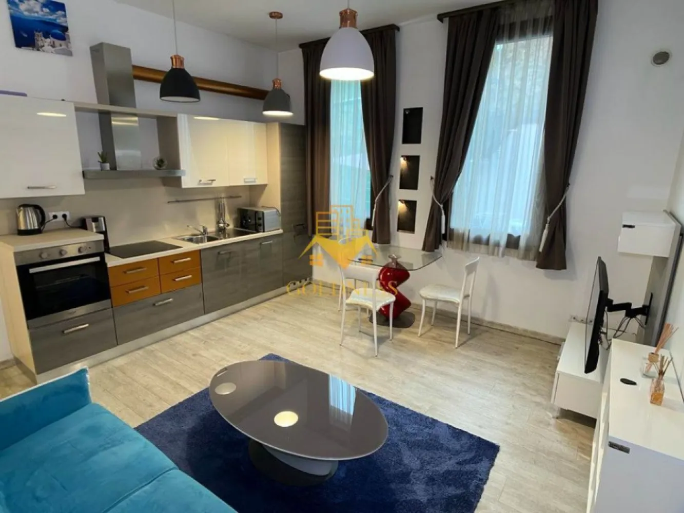 2 camere, Parcare, Centru, Piata Muzeului, Piata Unirii, Memo, UMF - GOLDNESS Imobiliare vă propune spre închiriere un apartament cu 2 camere open-space complet mobilat și utilat, la demisol într-un imobil de 2 etaje, în zona ultracentrala, la 15 min de UMF, 5 minute de Piata Unirii, strada Paul Chinezu. Se poate inchiria un loc de parcare in curtea interioara cu 50euro. GARANȚIE: se percep 2 garanții, cu posibilitatea plății eșalonat în 2/3 luni. Apartamentul este compartimentat astfel: - dormitor cu pat matrimonial, dressing, noptiere, birou. - living cu bucatarie open-space complet utilată si mobilata, canapea extensibla, loc de servit masa - baie cu dus walk-in, calorifer port prosop inox și dulap pentru depozitare. Imobilul este dotat cu toate cele necesare- termoficare, mașină de spălat haine, frigider, plită electrică, masina de spalat vase, hotă, TV, AC, etc. Se află în apropierea stațiilor de transport în comun, magazine, restaurante, spații verzi, farmacii, etc. Dacă sunteți interesați de acest apartament și doriți să îl vizionați, dar și pentru alte oferte sau detalii nu ezitați să ne contactați telefonic sau prin e-mail - goldnessimobiliare@gmail.com. Vă stăm la dispoziție! Pentru intermediere se percepe un comision de 75% din prețul chiriei! }}