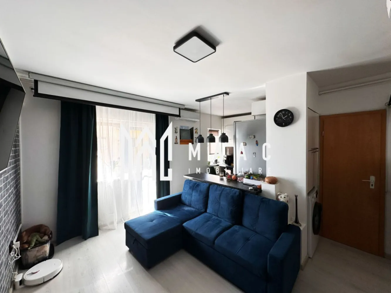Apartament tip mansardă pe două niveluri – 42 mp – Vasile Aaron, Sibiu - MAAC Imobiliare va propune spre vanzare o mansardă cochetă, compartimentată pe două niveluri, cu o suprafață de 42 mp intabulați, situată în cartierul Vasile Aaron, într-o zonă liniștită, în spatele benzinăriei OMV. Compartimentare practică și eficientă: Primul nivel: Living luminos cu bucătărie open space, Baie, Balcon. Al doilea nivel: Hol, Dormitor, Cameră separată ce poate fi folosită ca birou sau al doilea dormitor – ideală pentru lucru de acasă sau cameră pentru copil. Apartamentul se vinde complet mobilat și utilat, fiind pregătit pentru mutare imediată. Locuința se află într-un bloc construit în anul 2008 și este ideală atât pentru locuit, cât și pentru investiție. Se acceptă achiziția atât cash, cât și prin credit bancar. Avantaje locație – Totul la câțiva pași: grădiniță, școală, stație autobuz, Piață, Profi, Penny, Lidl și Shopping City Sibiu. Zona este liniștită, cu spații verzi generoase, ideală pentru plimbări și pentru animalele de companie. O locuință echilibrată, luminoasă și eficientă energetic, perfectă pentru o familie sau pentru investiție, situată într-o zonă cu acces rapid la toate facilitățile urbane. Pentru mai multe detalii si programarea unei vizionari va rugam sa specificati ID: CP2948306. }}