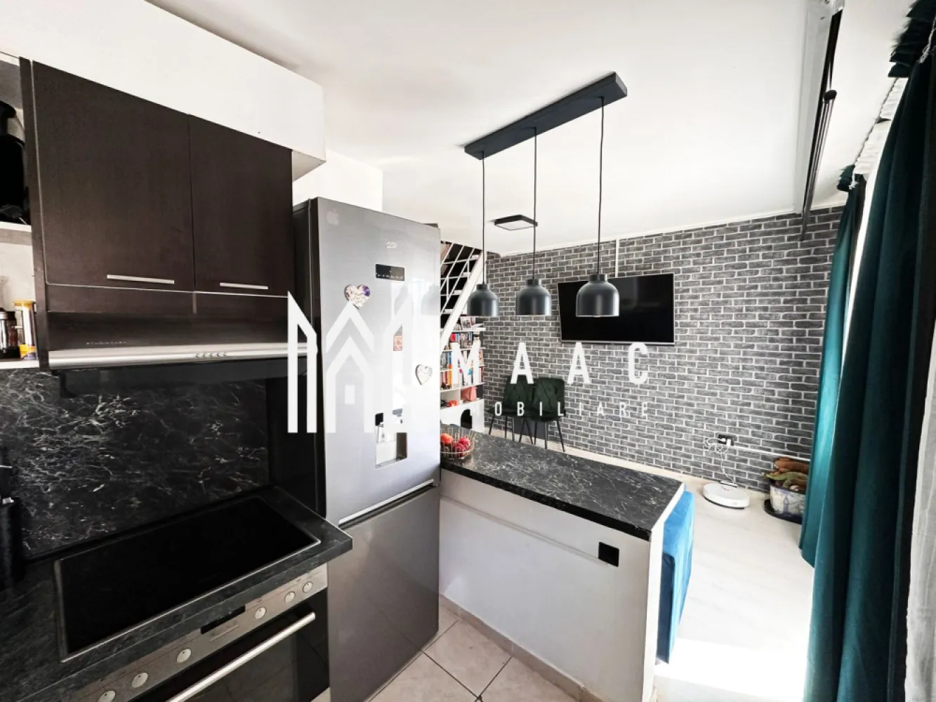 Apartament tip mansardă pe două niveluri – 42 mp – Vasile Aaron, Sibiu - MAAC Imobiliare va propune spre vanzare o mansardă cochetă, compartimentată pe două niveluri, cu o suprafață de 42 mp intabulați, situată în cartierul Vasile Aaron, într-o zonă liniștită, în spatele benzinăriei OMV. Compartimentare practică și eficientă: Primul nivel: Living luminos cu bucătărie open space, Baie, Balcon. Al doilea nivel: Hol, Dormitor, Cameră separată ce poate fi folosită ca birou sau al doilea dormitor – ideală pentru lucru de acasă sau cameră pentru copil. Apartamentul se vinde complet mobilat și utilat, fiind pregătit pentru mutare imediată. Locuința se află într-un bloc construit în anul 2008 și este ideală atât pentru locuit, cât și pentru investiție. Se acceptă achiziția atât cash, cât și prin credit bancar. Avantaje locație – Totul la câțiva pași: grădiniță, școală, stație autobuz, Piață, Profi, Penny, Lidl și Shopping City Sibiu. Zona este liniștită, cu spații verzi generoase, ideală pentru plimbări și pentru animalele de companie. O locuință echilibrată, luminoasă și eficientă energetic, perfectă pentru o familie sau pentru investiție, situată într-o zonă cu acces rapid la toate facilitățile urbane. Pentru mai multe detalii si programarea unei vizionari va rugam sa specificati ID: CP2948306. }}
