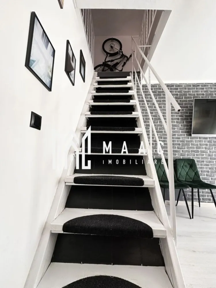 Apartament tip mansardă pe două niveluri – 42 mp – Vasile Aaron, Sibiu - MAAC Imobiliare va propune spre vanzare o mansardă cochetă, compartimentată pe două niveluri, cu o suprafață de 42 mp intabulați, situată în cartierul Vasile Aaron, într-o zonă liniștită, în spatele benzinăriei OMV. Compartimentare practică și eficientă: Primul nivel: Living luminos cu bucătărie open space, Baie, Balcon. Al doilea nivel: Hol, Dormitor, Cameră separată ce poate fi folosită ca birou sau al doilea dormitor – ideală pentru lucru de acasă sau cameră pentru copil. Apartamentul se vinde complet mobilat și utilat, fiind pregătit pentru mutare imediată. Locuința se află într-un bloc construit în anul 2008 și este ideală atât pentru locuit, cât și pentru investiție. Se acceptă achiziția atât cash, cât și prin credit bancar. Avantaje locație – Totul la câțiva pași: grădiniță, școală, stație autobuz, Piață, Profi, Penny, Lidl și Shopping City Sibiu. Zona este liniștită, cu spații verzi generoase, ideală pentru plimbări și pentru animalele de companie. O locuință echilibrată, luminoasă și eficientă energetic, perfectă pentru o familie sau pentru investiție, situată într-o zonă cu acces rapid la toate facilitățile urbane. Pentru mai multe detalii si programarea unei vizionari va rugam sa specificati ID: CP2948306. }}