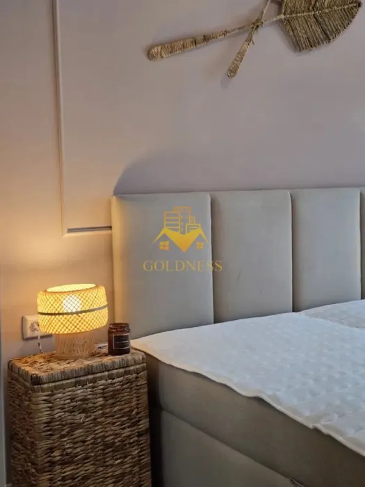 2 Camere de Lux, Park Lake, Parcare, Intre Lacuri, Iulius Mall, FSEGA - GOLDNESS Imobiliare vă propune spre închiriere un apartament cu 2 camere complet mobilat și utilat, la etajul 10 într-un imobil de 10 etaje, în cartierul Intre Lacuri. Apartamentul este compartimentat astfel: - dormitor cu pat matrimonial, dressing, noptiere - living cu canapea extensibila, spatii de depozitare, aer conditionat, TV - bucatarie complet dotata si echipata cu plita electrica, masina de spalat vase - baie cu caba de dus, calorifer port prosop inox și dulap pentru depozitare. - terasa de 11 mp. Imobilul este dotat cu toate cele necesare- centrală proprie, mașină de spălat haine, frigider, plită electrică, hotă, TV, etc. Se află în apropierea stațiilor de transport în comun, magazine, restaurante, spații verzi, farmacii, etc. Dispune de loc de parcare subteran! Dacă sunteți interesați de acest apartament și doriți să îl vizionați, dar și pentru alte oferte sau detalii nu ezitați să ne contactați telefonic sau prin e-mail - goldnessimobiliare@gmail.com. Vă stăm la dispoziție! }}