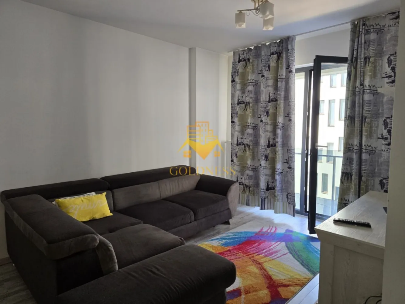 2 Camere de Lux, Park Lake, Parcare, Intre Lacuri, Iulius Mall, FSEGA - GOLDNESS Imobiliare vă propune spre închiriere un apartament cu 2 camere complet mobilat și utilat, la etajul 3 într-un imobil de 10 etaje, în cartierul Intre Lacuri. Apartamentul este compartimentat astfel: - dormitor cu pat matrimonial, dressing, noptiere - living cu canapea extensibila, spatii de depozitare, aer conditionat, TV - bucatarie complet dotata si echipata cu plita electrica, masina de spalat vase - baie cu caba de dus, calorifer port prosop inox și dulap pentru depozitare. - terasa de 11 mp. Imobilul este dotat cu toate cele necesare- centrală proprie, mașină de spălat haine, frigider, plită electrică, hotă, TV, etc. Se află în apropierea stațiilor de transport în comun, magazine, restaurante, spații verzi, farmacii, etc. Dispune de loc de parcare subteran! Dacă sunteți interesați de acest apartament și doriți să îl vizionați, dar și pentru alte oferte sau detalii nu ezitați să ne contactați telefonic sau prin e-mail - goldnessimobiliare@gmail.com. Vă stăm la dispoziție! }}