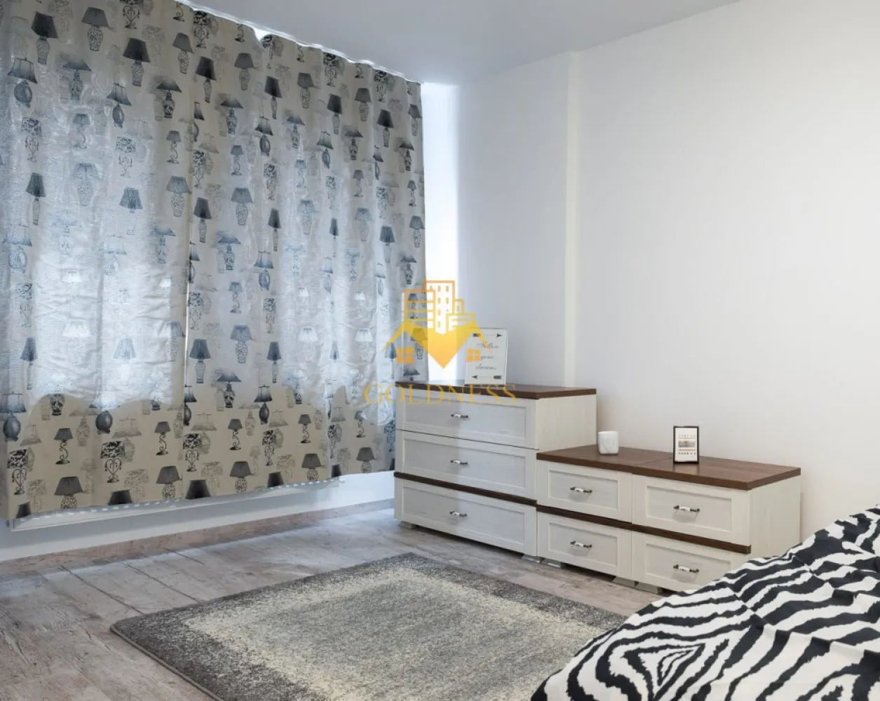 2 Camere de Lux, Park Lake, Parcare, Intre Lacuri, Iulius Mall, FSEGA - GOLDNESS Imobiliare vă propune spre închiriere un apartament cu 2 camere complet mobilat și utilat, la etajul 3 într-un imobil de 10 etaje, în cartierul Intre Lacuri. Apartamentul este compartimentat astfel: - dormitor cu pat matrimonial, dressing, noptiere - living cu canapea extensibila, spatii de depozitare, aer conditionat, TV - bucatarie complet dotata si echipata cu plita electrica, masina de spalat vase - baie cu caba de dus, calorifer port prosop inox și dulap pentru depozitare. - terasa de 11 mp. Imobilul este dotat cu toate cele necesare- centrală proprie, mașină de spălat haine, frigider, plită electrică, hotă, TV, etc. Se află în apropierea stațiilor de transport în comun, magazine, restaurante, spații verzi, farmacii, etc. Dispune de loc de parcare subteran! Dacă sunteți interesați de acest apartament și doriți să îl vizionați, dar și pentru alte oferte sau detalii nu ezitați să ne contactați telefonic sau prin e-mail - goldnessimobiliare@gmail.com. Vă stăm la dispoziție! }}