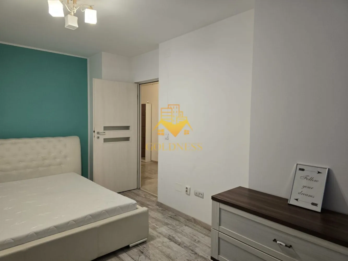 2 Camere de Lux, Park Lake, Parcare, Intre Lacuri, Iulius Mall, FSEGA - GOLDNESS Imobiliare vă propune spre închiriere un apartament cu 2 camere complet mobilat și utilat, la etajul 3 într-un imobil de 10 etaje, în cartierul Intre Lacuri. Apartamentul este compartimentat astfel: - dormitor cu pat matrimonial, dressing, noptiere - living cu canapea extensibila, spatii de depozitare, aer conditionat, TV - bucatarie complet dotata si echipata cu plita electrica, masina de spalat vase - baie cu caba de dus, calorifer port prosop inox și dulap pentru depozitare. - terasa de 11 mp. Imobilul este dotat cu toate cele necesare- centrală proprie, mașină de spălat haine, frigider, plită electrică, hotă, TV, etc. Se află în apropierea stațiilor de transport în comun, magazine, restaurante, spații verzi, farmacii, etc. Dispune de loc de parcare subteran! Dacă sunteți interesați de acest apartament și doriți să îl vizionați, dar și pentru alte oferte sau detalii nu ezitați să ne contactați telefonic sau prin e-mail - goldnessimobiliare@gmail.com. Vă stăm la dispoziție! }}