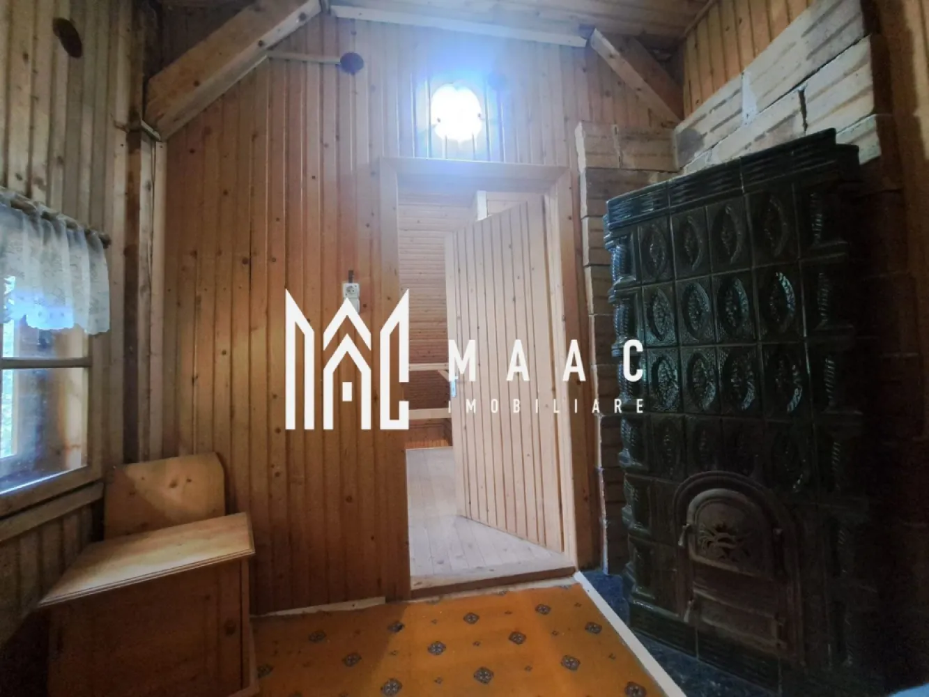 Paradis pe Transalpina in Sugag - MAAC IMOBILIARE vă propune spre vânzare o casă integral din lemn, cu grinzi și lambriuri interioare, construită pe două niveluri: Parter: 100 mp (2 camere, baie, bucătărie, scară interioară) Mansardă: 100 mp (3 camere) Terase exterioare Dotări și facilități: Curent electric (contor Hidroelectrica, tarif redus datorită instalației proprii de transport energie electrică) Apă din fântână proprie Instalație sanitară interioară (cabina duș, boiler electric, decantor eco) Încălzire cu sobe Teren în suprafață de 1466 mp, împrejmuit, cu acces podet și poartă pentru acces auto Localizare: La 1 km de Sugag, pe Transalpina (DN67C) Acces permanent pe tot parcursul anului Aspecte juridice și tehnice: Acte la zi, imobil înregistrat la Primăria Sugag cu număr de casă Certificat energetic Construcție realizată conform prevederilor Green Deal privind materialele utilizate Pentru mai multe detalii precizati telefonic ca ati vazut anuntul cu ID CP2948934 }}