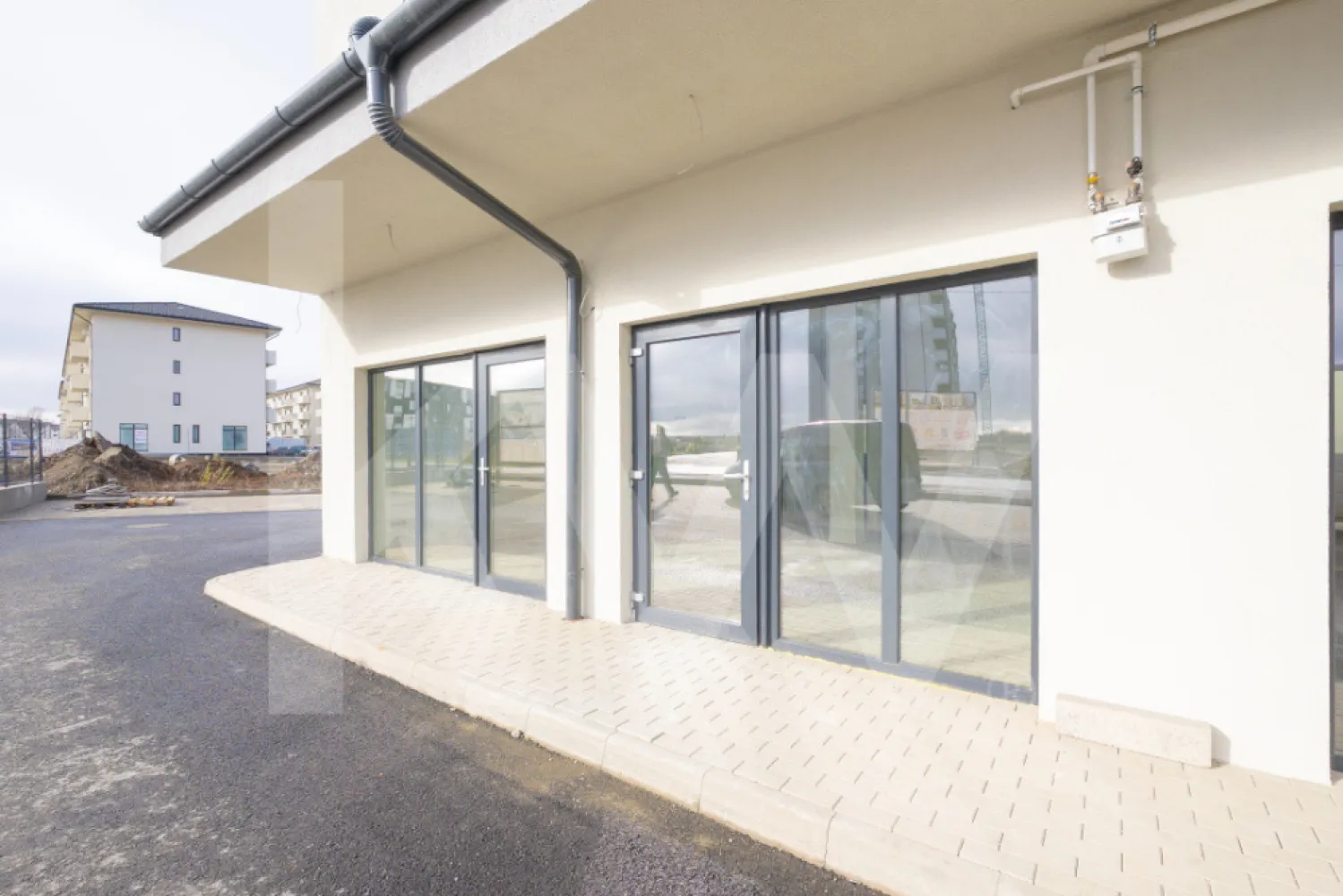 Spațiu comercial, finisat, vitrina, parcare – Doamna Stanca–Dedeman, disponibil acum - Vă propun spre închiriere un spațiu comercial situat la parterul unui bloc nou, finalizat în 2025, în zona Doamna Stanca – Dedeman, una dintre cele mai dinamice artere comerciale din zonă.Spațiul are o suprafață utilă de 64 mp, este compartimentat și finisat, fiind pregătit pentru preluare imediată. Accesul se realizează direct din strada Doamna Stanca, prin două uși de intrare, oferind vizibilitate excelentă și flux natural de clienți.&nbsp;Beneficiază de 1 loc de parcare dedicat și acces la parcările disponibile ale ansamblului rezidențial. Este potrivit pentru o gamă largă de activități: – farmacie – salon de înfrumusețare (barber, frizerie, cosmetică, manichiură) – sediu firmă – magazin alimentar – showroom – magazin piese auto – centru de recoltare analize – alte activități comerciale sau de servicii.Chiriașul beneficiază de 30 de zile perioadă de grație pentru amenajare și obținerea autorizațiilor. Se solicită garanție echivalentă cu 2 luni de chirie. Spațiul este disponibil imediat.&nbsp;Contactați-mă pentru vizionare și pentru a vă asigura cel mai potrivit loc pentru dezvoltarea afacerii dumneavoastră.Razvan Radomir - Keller Williams Sibiu }}