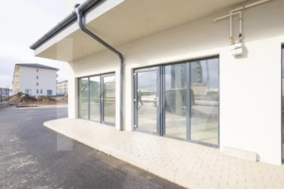 Spațiu comercial, finisat, vitrina, parcare – Doamna Stanca–Dedeman, disponibil acum