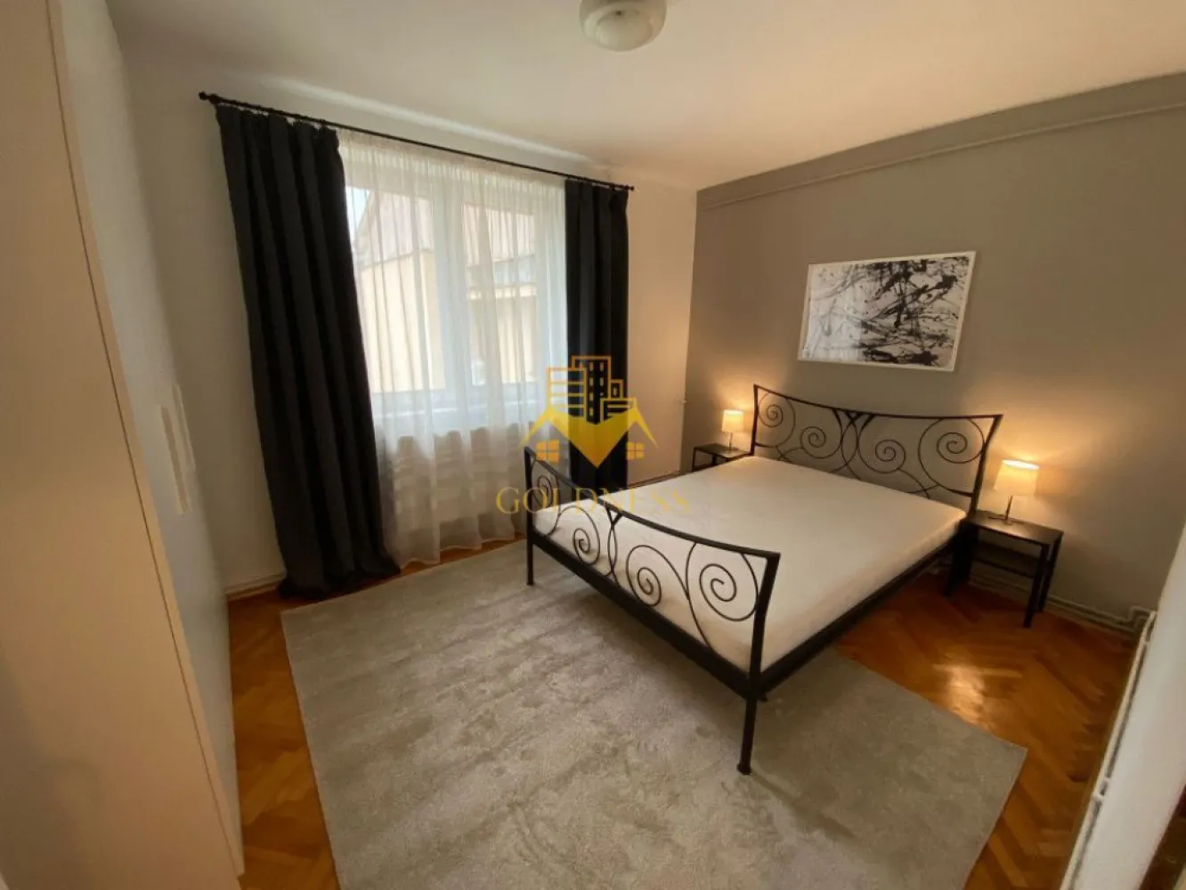 2 camere decomandate, Parcare, Iulius Mall, Gheorgheni, FSEGA, Unirii - GOLDNESS Imobiliare vă propune spre închiriere un apartament cu 2 camere decomandate, complet mobilat și utilat, la etajul 4 într-un imobil de 4 etaje, în Cartierul Gheorgheni, Str. Unirii, in apropiere de Iulius Mall, LIDL, Auchan, Fsega. Dispune de loc de parcare exterior! Se află în apropierea stațiilor de transport în comun, magazine, restaurante, spații verzi, farmacii, etc. Apartamentul este compartimentat astfel: - dormitor cu pat matrimonial, dressing, noptiere - dormitor cu o canapea extensibila, spatii de depozitare - bucatarie utilată și mobilată,, loc de servit masa - baie cu cada, calorifer port prosop și dulap pentru depozitare. - balcon de 6mp. Imobilul este dotat cu toate cele necesare- centrală proprie, frigider, aragaz, hotă, mașină de spălat haine, etc. Dacă sunteți interesați de acest apartament și doriți să îl vizionați, dar și pentru alte oferte nu ezitați să ne contactați telefonic sau prin e-mail. Vă stăm la dispoziție! Pentru intermediere se percepe un comision de 50% din prețul chiriei! }}