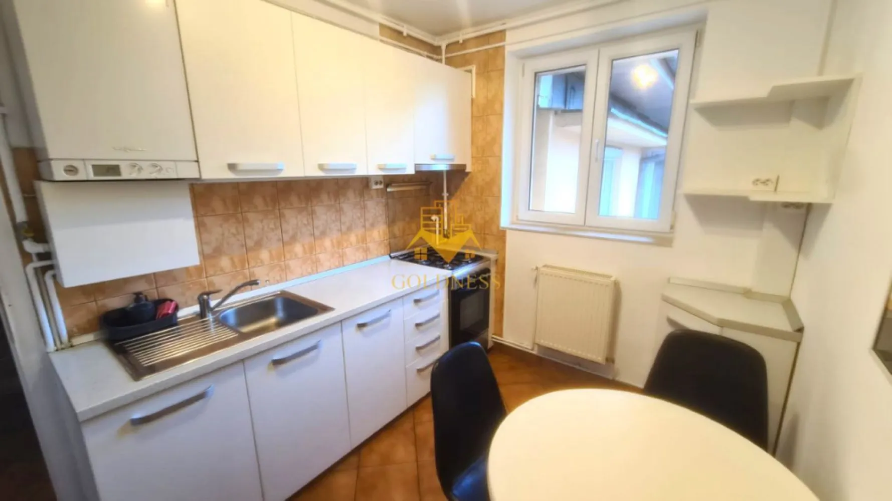 2 camere decomandate, Parcare, Iulius Mall, Gheorgheni, FSEGA, Unirii - GOLDNESS Imobiliare vă propune spre închiriere un apartament cu 2 camere decomandate, complet mobilat și utilat, la etajul 4 într-un imobil de 4 etaje, în Cartierul Gheorgheni, Str. Unirii, in apropiere de Iulius Mall, LIDL, Auchan, Fsega. Dispune de loc de parcare exterior! Se află în apropierea stațiilor de transport în comun, magazine, restaurante, spații verzi, farmacii, etc. Apartamentul este compartimentat astfel: - dormitor cu pat matrimonial, dressing, noptiere - dormitor cu o canapea extensibila, spatii de depozitare - bucatarie utilată și mobilată,, loc de servit masa - baie cu cada, calorifer port prosop și dulap pentru depozitare. - balcon de 6mp. Imobilul este dotat cu toate cele necesare- centrală proprie, frigider, aragaz, hotă, mașină de spălat haine, etc. Dacă sunteți interesați de acest apartament și doriți să îl vizionați, dar și pentru alte oferte nu ezitați să ne contactați telefonic sau prin e-mail. Vă stăm la dispoziție! Pentru intermediere se percepe un comision de 50% din prețul chiriei! }}