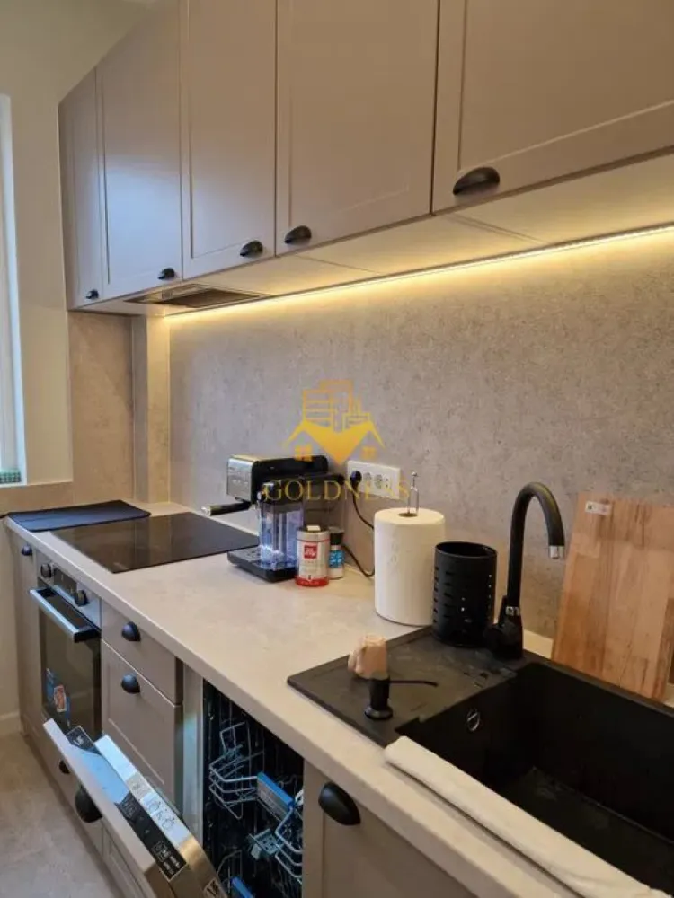 2 camere, modern, garaj, Gruia Zona Stadionul CFR, Panoramic, Baron - GOLDNESS Imobiliare vă propune spre închiriere un apartament cu 2 camere complet mobilat și utilat, la etajul 3 într-un imobil de 3 etaje, în Cartierul Gruia. Dispune de loc de parcare in garaj! Si boxa. Se află în apropierea stațiilor de transport în comun, magazine, restaurante, spații verzi, farmacii, etc. Apartamentul este compartimentat astfel: - dormitor cu pat matrimonial, dressing, noptiere - living cu canapea extensibila, spatiu pentru depozitare, masuta pentru cafea, TV - bucatarie complet mobilata, utilata. loc de luat masa - baie cu cabina de dus, calorifer port prosop și dulap pentru depozitare. - balcon de 4 mp Imobilul este dotat cu toate cele necesare- centrală proprie, frigider, aragaz, hotă, mașină de spălat haine, etc. Dacă sunteți interesați de acest apartament și doriți să îl vizionați, dar și pentru alte oferte nu ezitați să ne contactați telefonic sau prin e-mail. Vă stăm la dispoziție! Pentru intermediere se percepe un comision de 50% din prețul chiriei! }}