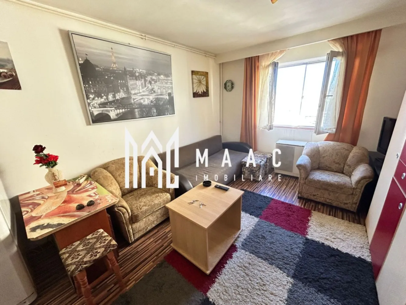 Garsonieră | Mobilată și utilată | Lazaret - Maac Imobiliare prezintă spre închiriere o garsonieră situată în cartierul Lazaret, într-o zonă cu străzi asfaltate și iluminat public, cu acces facil către centrul orașului și în apropierea principalelor puncte de interes. În imediata vecinătate se regăsesc spații comerciale, farmacie, instituții de învățământ, instituții financiar-bancare, stații de taxi și mijloace de transport în comun. Garsoniera este amplasată la etajul 4 al unui imobil cu 5 etaje, construit în anul 1980, și este compartimentată astfel: Cameră Chicineta Baie Dotări și finisaje: Uși din lemn Parchet laminat Ferestre termopan Încălzire pe gaz cu convector Boiler pentru apă caldă Locuința se află aproape de stația de autobuz, magazine, farmacie, supermarket Profi, cu acces rapid către centrul orașului și autostradă. Pentru mai multe detalii sau pentru programarea unei vizionări, precizați telefonic că ați văzut anunțul cu ID: CP2949009. }}