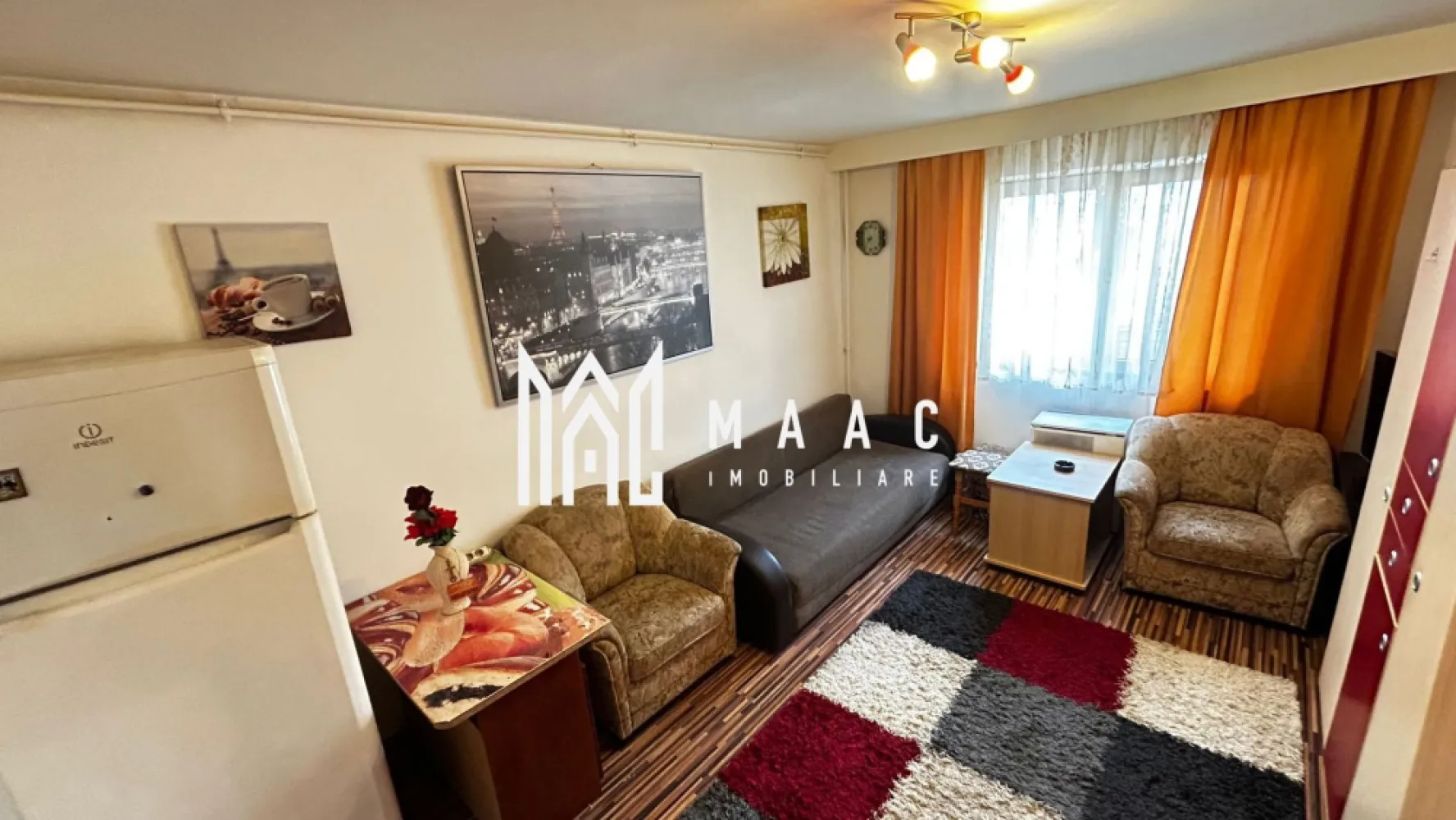 Garsonieră | Mobilată și utilată | Lazaret - Maac Imobiliare prezintă spre închiriere o garsonieră situată în cartierul Lazaret, într-o zonă cu străzi asfaltate și iluminat public, cu acces facil către centrul orașului și în apropierea principalelor puncte de interes. În imediata vecinătate se regăsesc spații comerciale, farmacie, instituții de învățământ, instituții financiar-bancare, stații de taxi și mijloace de transport în comun. Garsoniera este amplasată la etajul 4 al unui imobil cu 5 etaje, construit în anul 1980, și este compartimentată astfel: Cameră Chicineta Baie Dotări și finisaje: Uși din lemn Parchet laminat Ferestre termopan Încălzire pe gaz cu convector Boiler pentru apă caldă Locuința se află aproape de stația de autobuz, magazine, farmacie, supermarket Profi, cu acces rapid către centrul orașului și autostradă. Pentru mai multe detalii sau pentru programarea unei vizionări, precizați telefonic că ați văzut anunțul cu ID: CP2949009. }}