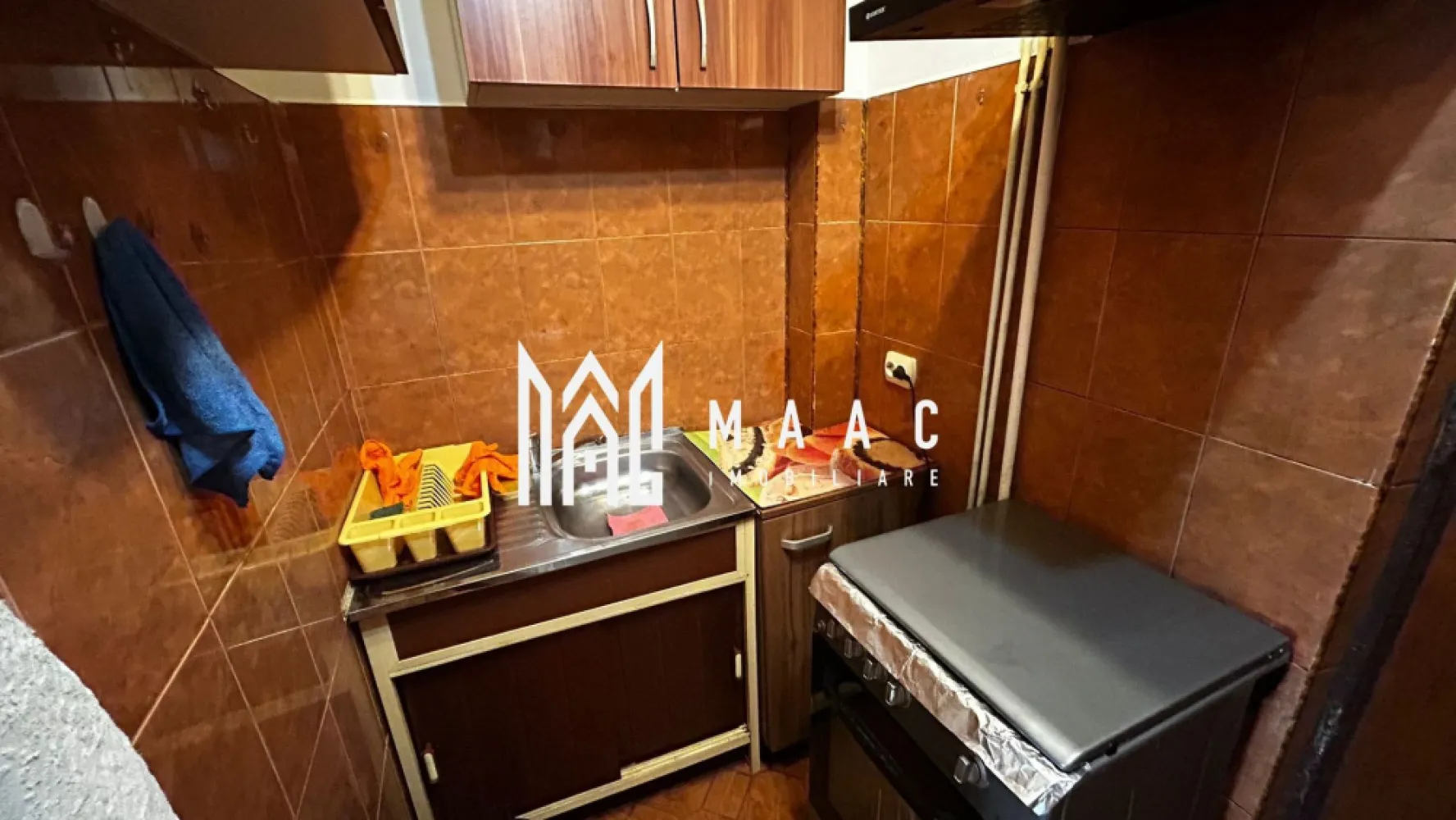 Garsonieră | Mobilată și utilată | Lazaret - Maac Imobiliare prezintă spre închiriere o garsonieră situată în cartierul Lazaret, într-o zonă cu străzi asfaltate și iluminat public, cu acces facil către centrul orașului și în apropierea principalelor puncte de interes. În imediata vecinătate se regăsesc spații comerciale, farmacie, instituții de învățământ, instituții financiar-bancare, stații de taxi și mijloace de transport în comun. Garsoniera este amplasată la etajul 4 al unui imobil cu 5 etaje, construit în anul 1980, și este compartimentată astfel: Cameră Chicineta Baie Dotări și finisaje: Uși din lemn Parchet laminat Ferestre termopan Încălzire pe gaz cu convector Boiler pentru apă caldă Locuința se află aproape de stația de autobuz, magazine, farmacie, supermarket Profi, cu acces rapid către centrul orașului și autostradă. Pentru mai multe detalii sau pentru programarea unei vizionări, precizați telefonic că ați văzut anunțul cu ID: CP2949009. }}