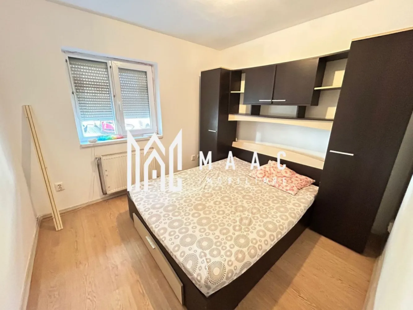 Apartament 2 camere | Mobilat și utilat | Boxă | 33,5 MPU | Gușterița - Maac Imobiliare prezintă spre vânzare un apartament cochet cu 2 camere, situat la demisolul unui imobil amplasat într-o zonă în continuă dezvoltare, în cartierul Gușterița. Locuința are o suprafață utilă de 33,5 mp și este compartimentată eficient astfel: Living cu bucătărie open-space Dormitor matrimonial Baie cu geam de aerisire Hol În plus, apartamentul dispune de o boxă la subsol de aproximativ 4 mp, ideală pentru depozitare. Avantaje: Se vinde mobilat și utilat, fiind pregătit pentru mutare imediată Zonă liniștită, în plină dezvoltare Acces facil către oraș În apropiere de mijloace de transport, magazine și alte facilități urbane Pentru mai multe detalii sau pentru programarea unei vizionări, precizați telefonic că ați văzut anunțul cu ID: CP2948739. }}