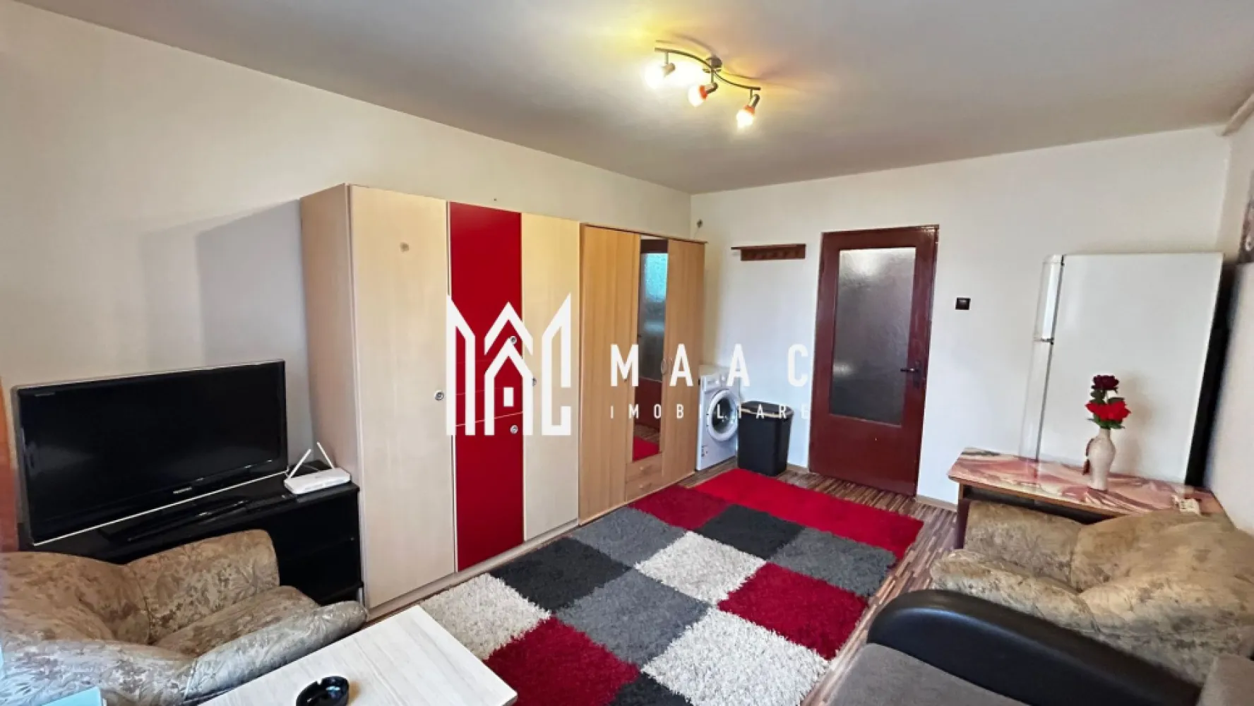 Garsonieră | Ideală investiție | Mobilată și utilată | Lazaret - Maac Imobiliare prezintă spre vânzare o garsonieră situată în cartierul Lazaret, într-o zonă cu străzi asfaltate și iluminat public, cu acces facil către centrul orașului și în apropierea principalelor puncte de interes. În imediata vecinătate se regăsesc spații comerciale, farmacie, instituții de învățământ, instituții financiar-bancare, stații de taxi și mijloace de transport în comun. Garsoniera este amplasată la etajul 4 al unui imobil cu 5 etaje, construit în anul 1980, și este compartimentată astfel: Cameră Chicineta Baie Dotări și finisaje: Uși din lemn Parchet laminat Ferestre termopan Încălzire pe gaz cu convector Boiler pentru apă caldă Pentru mai multe detalii sau pentru programarea unei vizionări, precizați telefonic că ați văzut anunțul cu ID: CP2947013. }}