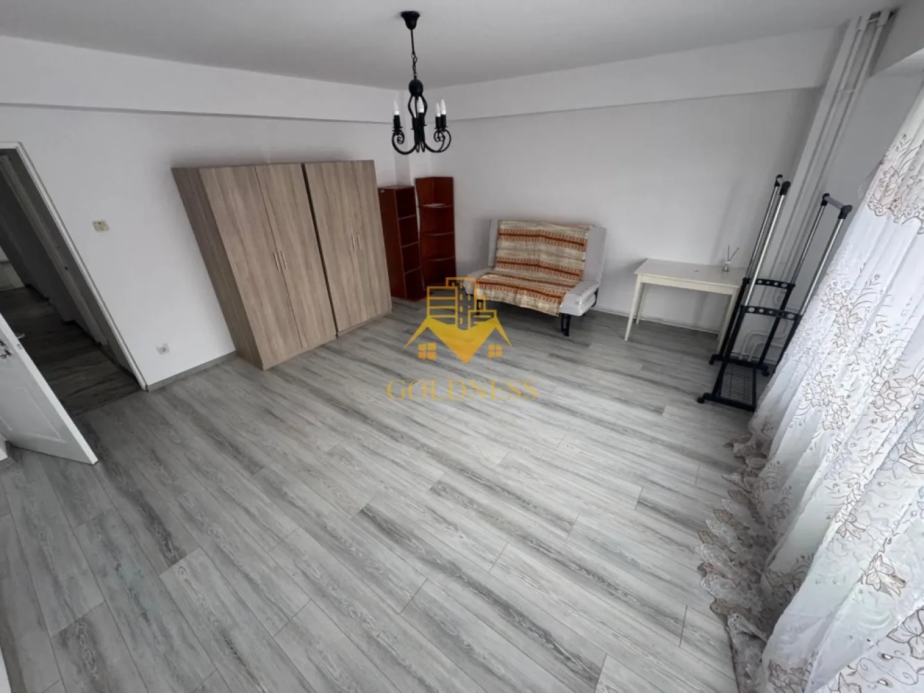 4 camere, decomadante, Manastur Zona USAMV, Calea Manastur, Platinia - GOLDNESS Imobiliare vă propune spre închiriere un apartament cu 4 camere decomandate, mobilate partial, la etajul 4 într-un imobil de 8 etaje, în Cartierul Manastur. Posibilitate de parcare in zona! Se află în apropierea stațiilor de transport în comun, magazine, restaurante, spații verzi, farmacii, etc. Apartamentul este compartimentat astfel: - 4 dormitoare partial mobilate - bucatarie complet mobilata, utilata, loc de luat masa - baie cucada, calorifer port prosop și dulap pentru depozitare. - baie de serviciu - 2 balcone de 6 mp. Imobilul este dotat cu toate cele necesare- centrală proprie, frigider, aragaz, hotă, mașină de spălat haine, etc. Dacă sunteți interesați de acest apartament și doriți să îl vizionați, dar și pentru alte oferte nu ezitați să ne contactați telefonic sau prin e-mail. Vă stăm la dispoziție! Pentru intermediere se percepe un comision de 50% din prețul chiriei! }}