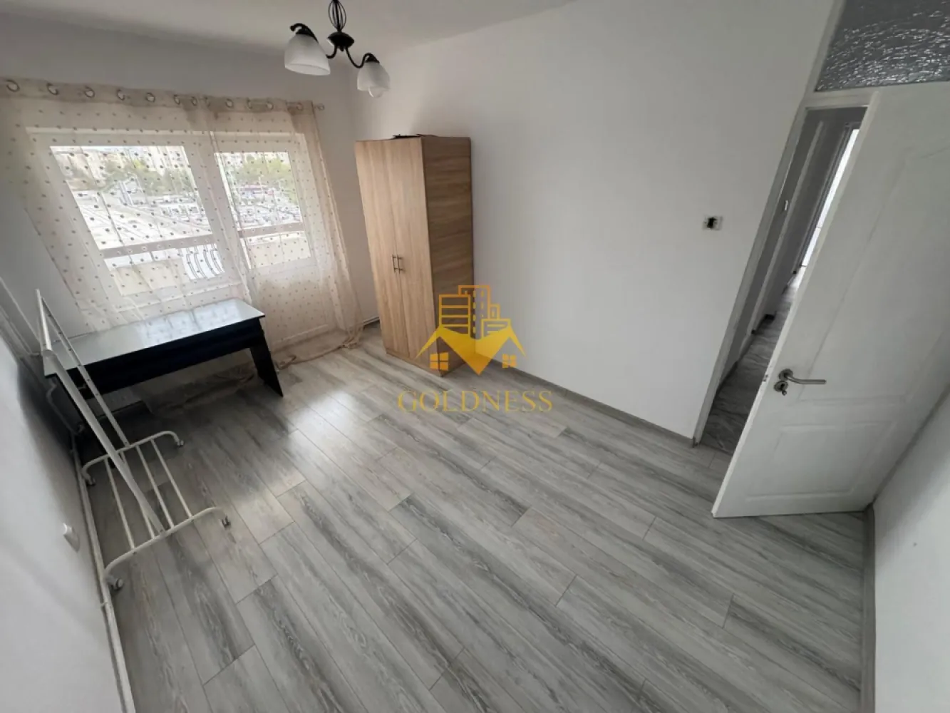 4 camere, decomadante, Manastur Zona USAMV, Calea Manastur, Platinia - GOLDNESS Imobiliare vă propune spre închiriere un apartament cu 4 camere decomandate, mobilate partial, la etajul 4 într-un imobil de 8 etaje, în Cartierul Manastur. Posibilitate de parcare in zona! Se află în apropierea stațiilor de transport în comun, magazine, restaurante, spații verzi, farmacii, etc. Apartamentul este compartimentat astfel: - 4 dormitoare partial mobilate - bucatarie complet mobilata, utilata, loc de luat masa - baie cucada, calorifer port prosop și dulap pentru depozitare. - baie de serviciu - 2 balcone de 6 mp. Imobilul este dotat cu toate cele necesare- centrală proprie, frigider, aragaz, hotă, mașină de spălat haine, etc. Dacă sunteți interesați de acest apartament și doriți să îl vizionați, dar și pentru alte oferte nu ezitați să ne contactați telefonic sau prin e-mail. Vă stăm la dispoziție! Pentru intermediere se percepe un comision de 50% din prețul chiriei! }}