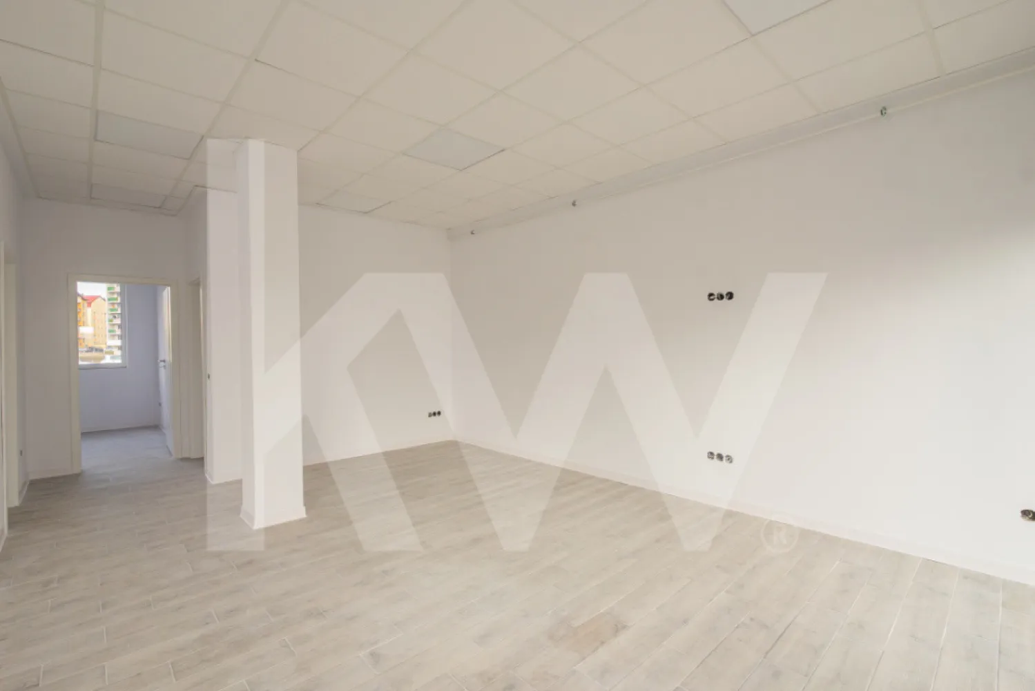 Spațiu comercial, finisat, vitrina, parcare – Doamna Stanca–Dedeman, disponibil acum - Vă propun spre închiriere un spațiu comercial situat la parterul unui bloc nou, finalizat în 2025, în zona Doamna Stanca – Dedeman, una dintre cele mai dinamice artere comerciale din zonă.Spațiul are o suprafață utilă de 64 mp, este compartimentat și finisat, fiind pregătit pentru preluare imediată. Accesul se realizează direct din strada Doamna Stanca, prin două uși de intrare, oferind vizibilitate excelentă și flux natural de clienți.&nbsp;Beneficiază de 1 loc de parcare dedicat și acces la parcările disponibile ale ansamblului rezidențial. Este potrivit pentru o gamă largă de activități: – farmacie – salon de înfrumusețare (barber, frizerie, cosmetică, manichiură) – sediu firmă – magazin alimentar – showroom – magazin piese auto – centru de recoltare analize – alte activități comerciale sau de servicii.Chiriașul beneficiază de 30 de zile perioadă de grație pentru amenajare și obținerea autorizațiilor. Se solicită garanție echivalentă cu 2 luni de chirie. Spațiul este disponibil imediat.&nbsp;Contactați-mă pentru vizionare și pentru a vă asigura cel mai potrivit loc pentru dezvoltarea afacerii dumneavoastră.Razvan Radomir - Keller Williams Sibiu }}