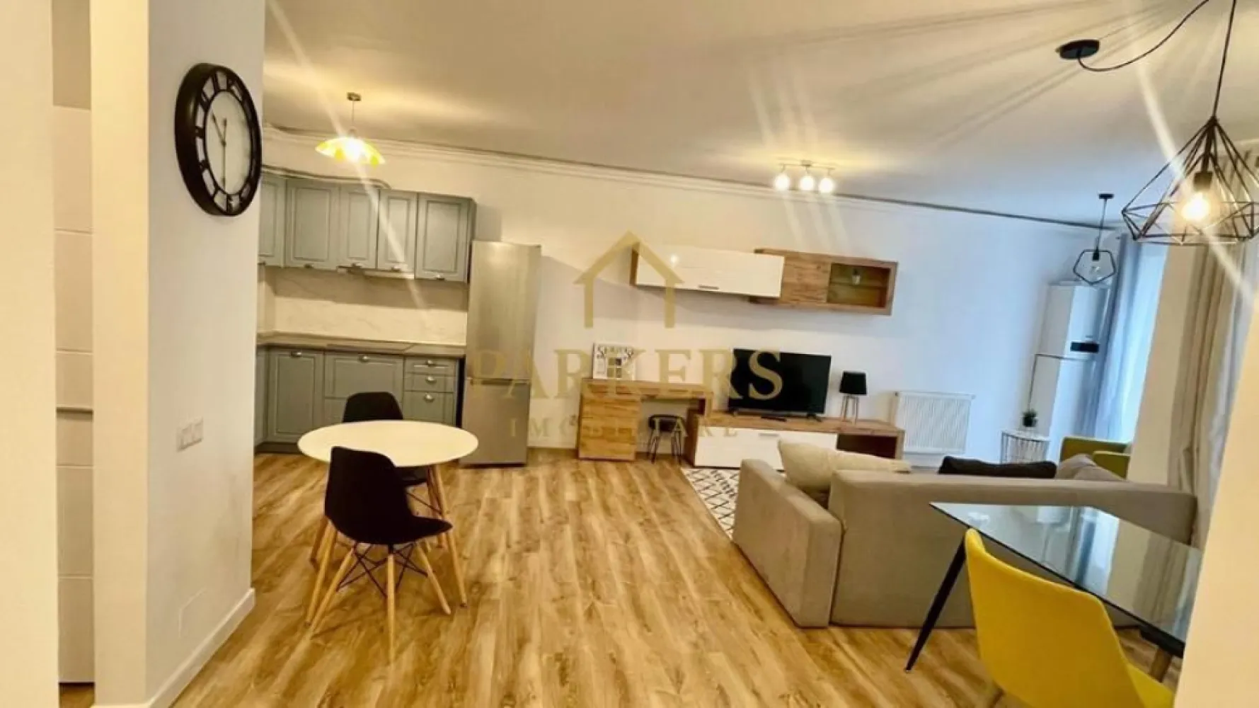 Apartament 2 camere Buna Ziua de închiriat - Închiriem apartament de lux ,2 camere situat in ansamblul residential Bella Vista din Buna Ziua, construit în 2019. Apartamentul modern amenajat este situat la etajul 1, suprafata utila de 62mp, compus din living spatios cu bucatarie open space si sufragerie,ambele având ieșire pe balcon ,dormitor cu ieșire pe balcon , baie, 2 holuri si un balcon de 4 mp ,apartam avand o orientare estica. Apartamentul este dotat cu termopane de calitate, centrala proprie, este finisat, mobilat si utilat complet cu finisaje și aparaturi de ultimă generație . Blocul dispune de lift, parcari subterane, spatiu verde, spatiu de joaca si teresa comuna panoramica la ultimul etaj de 160 mp. Ansamblul Bella Vista se situeaza in apropierea multor puncte comerciale (LIDL, BT, Home Garden, Mega Image, Leroy etc.) și stațiile de autobuz (50 m) }}