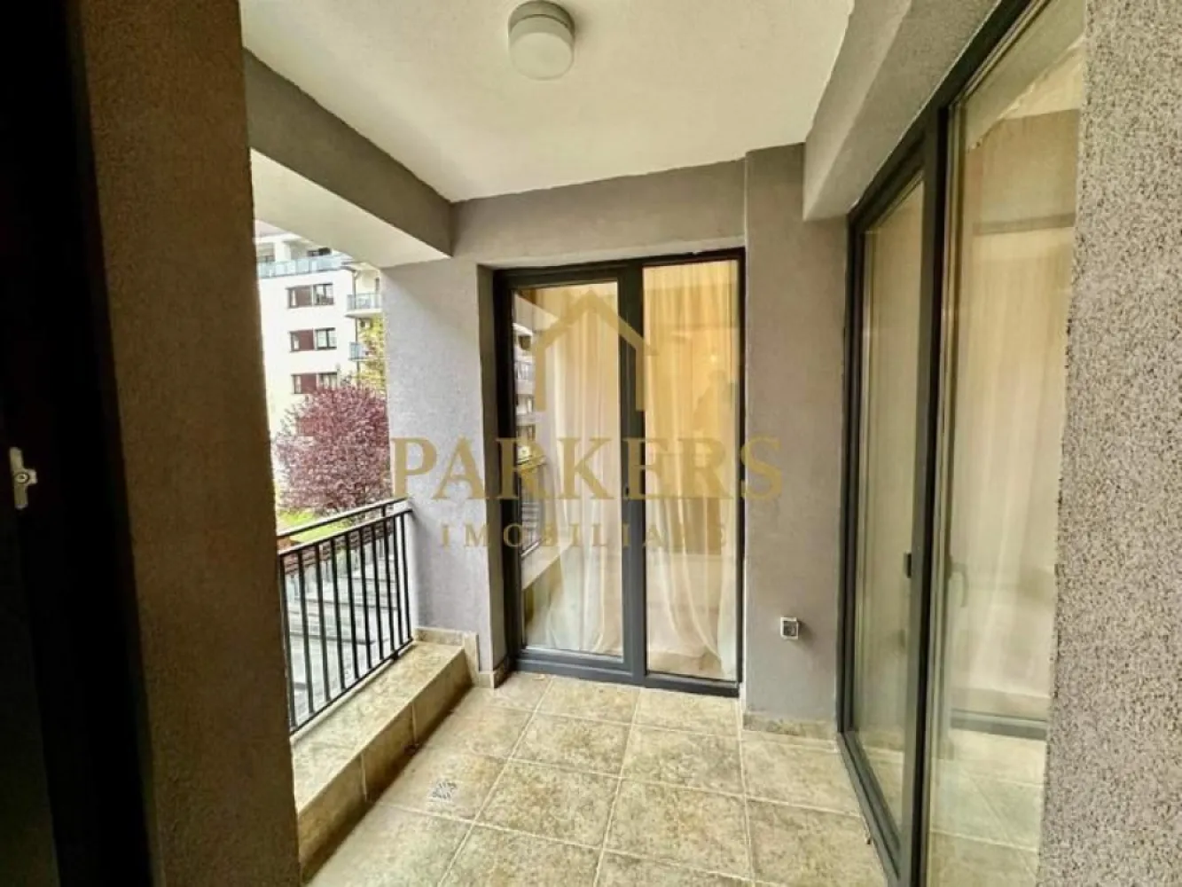 Apartament 2 camere Buna Ziua de închiriat - Închiriem apartament de lux ,2 camere situat in ansamblul residential Bella Vista din Buna Ziua, construit în 2019. Apartamentul modern amenajat este situat la etajul 1, suprafata utila de 62mp, compus din living spatios cu bucatarie open space si sufragerie,ambele având ieșire pe balcon ,dormitor cu ieșire pe balcon , baie, 2 holuri si un balcon de 4 mp ,apartam avand o orientare estica. Apartamentul este dotat cu termopane de calitate, centrala proprie, este finisat, mobilat si utilat complet cu finisaje și aparaturi de ultimă generație . Blocul dispune de lift, parcari subterane, spatiu verde, spatiu de joaca si teresa comuna panoramica la ultimul etaj de 160 mp. Ansamblul Bella Vista se situeaza in apropierea multor puncte comerciale (LIDL, BT, Home Garden, Mega Image, Leroy etc.) și stațiile de autobuz (50 m) }}