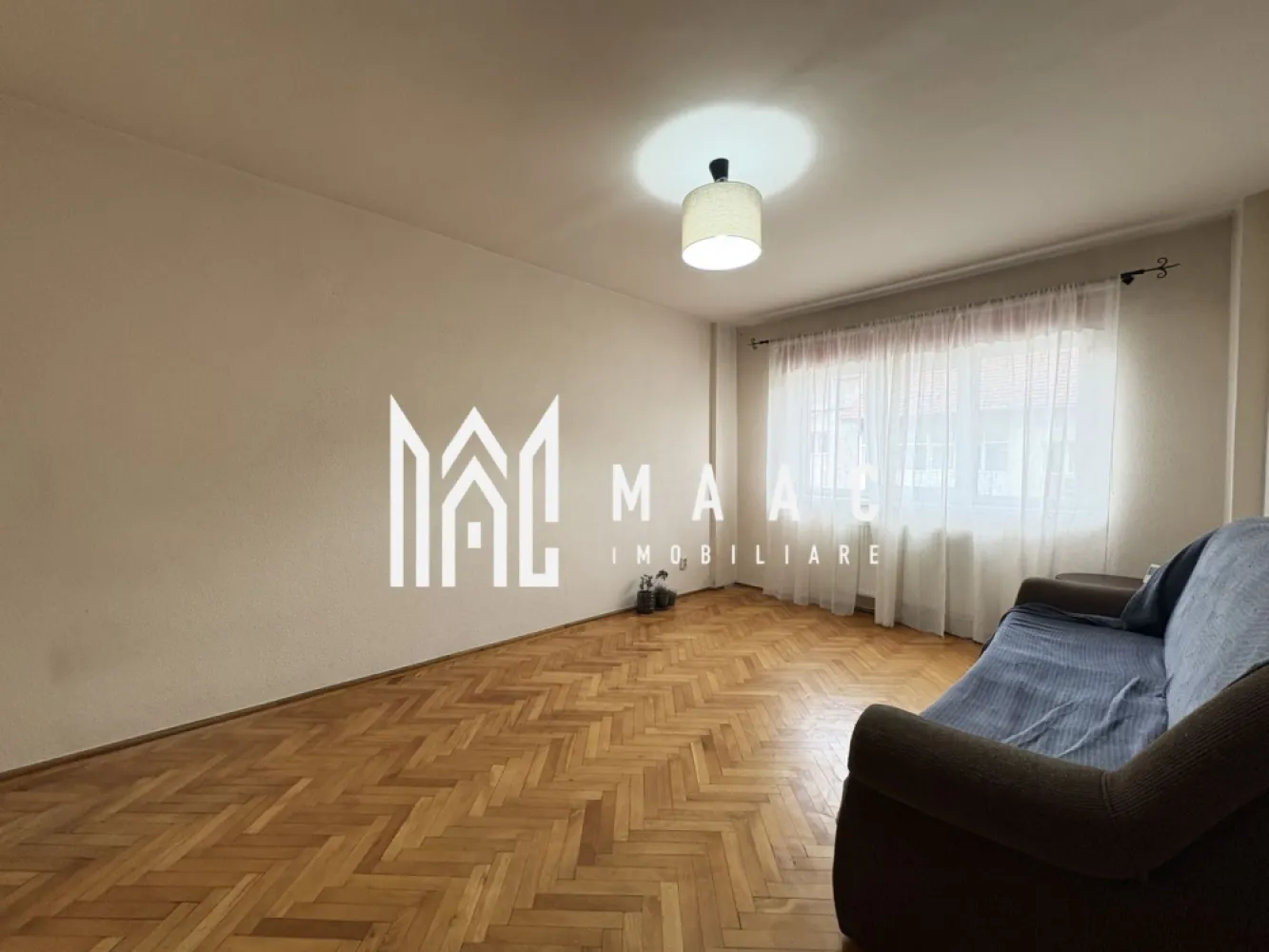 Apartament 3 camere | 2 băi I Pivniță I Zona Siretului - MAAC Imobiliare vă propune spre vânzare un apartament luminos și bine compartimentat, situat la etajul 4 al unui imobil din zona Siretului. Locuința, decomandata, cuprinde: hol de acces, living, bucatarie inchisa, 2 dormitoare, baie cu cada, grup sanitar de serviciu, balcon. Aferente-pivnita si boxa in pod. Zona este bine conectată: acces rapid la magazine, supermarketuri, farmacii, stații de transport public, școli, grădinițe și parcuri – un avantaj important pentru familii și pentru cei interesați de o locuință într-o zonă bună din Sibiu. Acest apartament reprezintă o oportunitate excelentă pentru cei care caută un apartament cu 3 camere în Sibiu, într-o zonă liniștită și bine poziționată, cu acces facil către principalele puncte de interes ale orașului. Pentru mai multe detalii și programări la vizionare, precizați telefonic că ați văzut anunțul cu ID: CP2839973. }}
