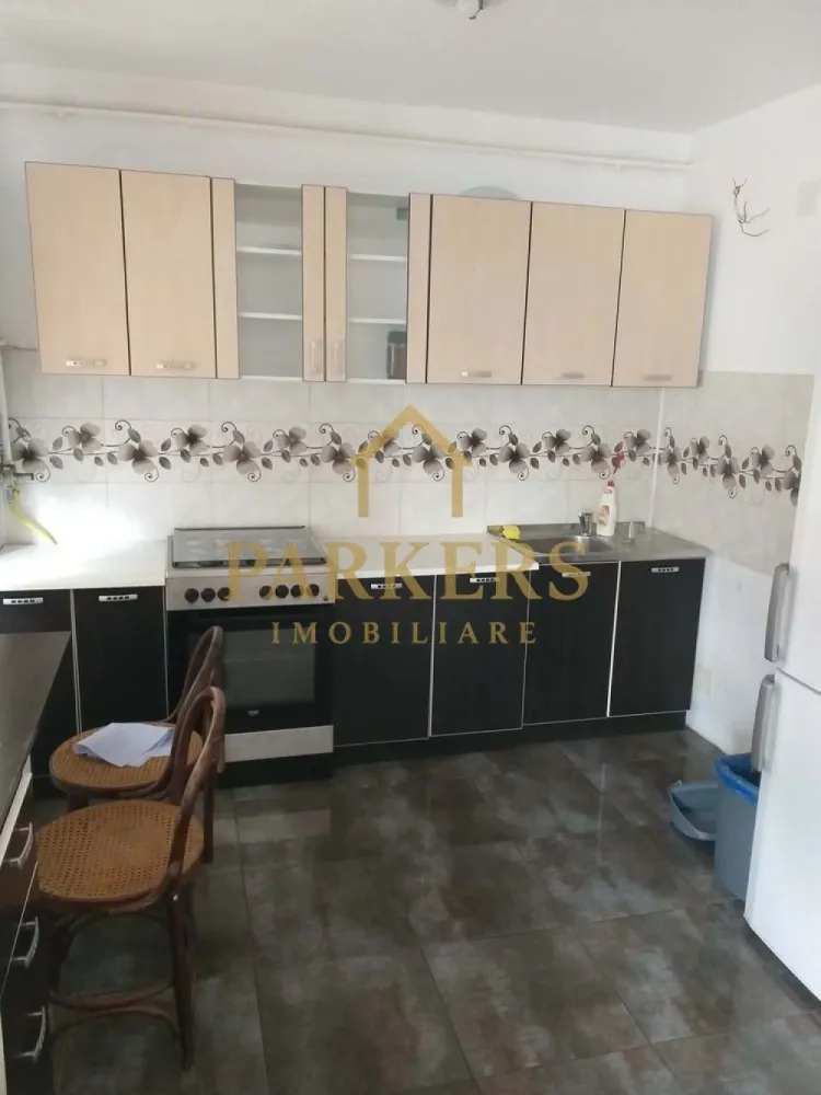 Apartament 2 camere de vanzare Razoare in Floresti jud.Cluj - Parkers Imobiliare vă propune spre vânzare un apartament cu 2 camere, cu o suprafață generoasă de 63 mp, situat la etajul 1 al unui imobil construit în perioada 1977–1990. Locuința este decomandată, bine compartimentată și beneficiază de ferestre mari, care asigură lumină naturală din plin pe tot parcursul zilei. Balconul oferă vedere deschisă către stradă, contribuind la un ambient plăcut și aerisit. Apartamentul este finisat modern: parchet laminat în living, gresie în bucătărie, baie cu finisaje moderne, pereți albi, ce oferă un spațiu neutru, ideal pentru personalizare și mobilare după propriul gust. Datorită compartimentării și poziționării, proprietatea este potrivită atât pentru locuință personală, cât și pentru investiție. Localizare excelentă Imobilul este amplasat într-o zonă urbană bine cotată, cu acces rapid către: centre culturale (cinematografe, muzee, teatre), restaurante, cafenele și zone de socializare, școli, magazine și supermarketuri. Pentru relaxare, în apropiere se află Parcul Feroviarilor și Parcul Armătura, iar transportul public este foarte bine dezvoltat, cu stații de autobuz și tren la câteva minute distanță. Vă invităm la vizionare pentru a descoperi toate avantajele acestei proprietăți. Contactați Parkers Imobiliare pentru mai multe informații și pentru programarea unei vizionări! }}