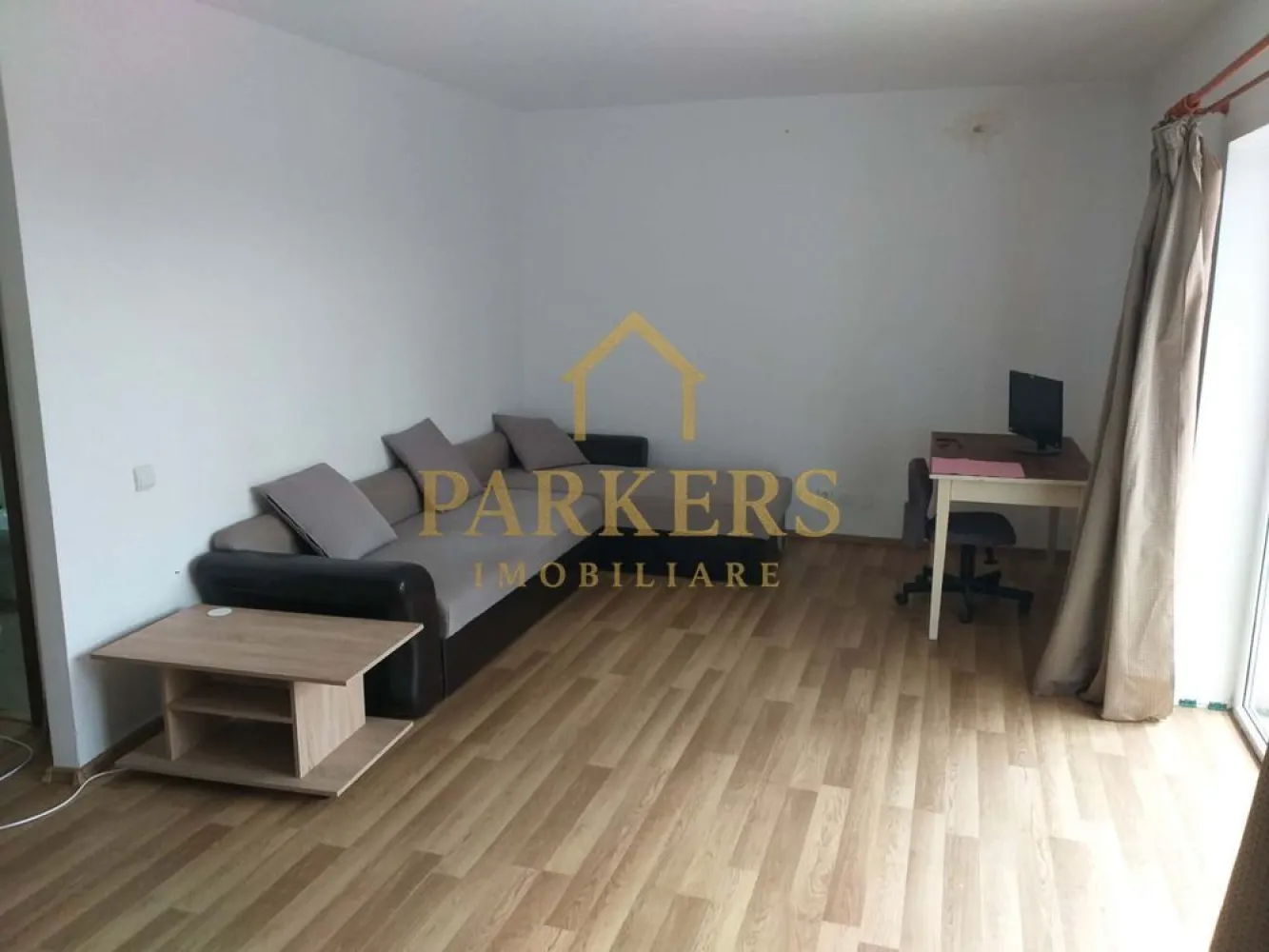 Apartament 2 camere de vanzare Razoare in Floresti jud.Cluj - Parkers Imobiliare vă propune spre vânzare un apartament cu 2 camere, cu o suprafață generoasă de 63 mp, situat la etajul 1 al unui imobil construit în perioada 1977–1990. Locuința este decomandată, bine compartimentată și beneficiază de ferestre mari, care asigură lumină naturală din plin pe tot parcursul zilei. Balconul oferă vedere deschisă către stradă, contribuind la un ambient plăcut și aerisit. Apartamentul este finisat modern: parchet laminat în living, gresie în bucătărie, baie cu finisaje moderne, pereți albi, ce oferă un spațiu neutru, ideal pentru personalizare și mobilare după propriul gust. Datorită compartimentării și poziționării, proprietatea este potrivită atât pentru locuință personală, cât și pentru investiție. Localizare excelentă Imobilul este amplasat într-o zonă urbană bine cotată, cu acces rapid către: centre culturale (cinematografe, muzee, teatre), restaurante, cafenele și zone de socializare, școli, magazine și supermarketuri. Pentru relaxare, în apropiere se află Parcul Feroviarilor și Parcul Armătura, iar transportul public este foarte bine dezvoltat, cu stații de autobuz și tren la câteva minute distanță. Vă invităm la vizionare pentru a descoperi toate avantajele acestei proprietăți. Contactați Parkers Imobiliare pentru mai multe informații și pentru programarea unei vizionări! }}