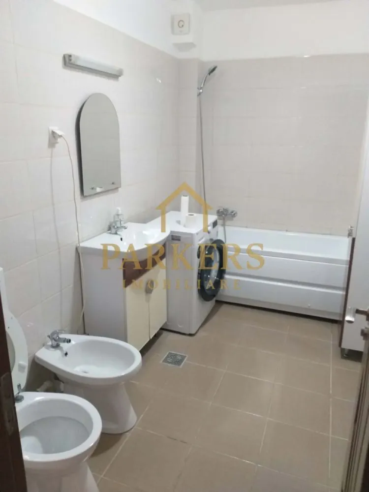 Apartament 2 camere de vanzare Razoare in Floresti jud.Cluj - Parkers Imobiliare vă propune spre vânzare un apartament cu 2 camere, cu o suprafață generoasă de 63 mp, situat la etajul 1 al unui imobil construit în perioada 1977–1990. Locuința este decomandată, bine compartimentată și beneficiază de ferestre mari, care asigură lumină naturală din plin pe tot parcursul zilei. Balconul oferă vedere deschisă către stradă, contribuind la un ambient plăcut și aerisit. Apartamentul este finisat modern: parchet laminat în living, gresie în bucătărie, baie cu finisaje moderne, pereți albi, ce oferă un spațiu neutru, ideal pentru personalizare și mobilare după propriul gust. Datorită compartimentării și poziționării, proprietatea este potrivită atât pentru locuință personală, cât și pentru investiție. Localizare excelentă Imobilul este amplasat într-o zonă urbană bine cotată, cu acces rapid către: centre culturale (cinematografe, muzee, teatre), restaurante, cafenele și zone de socializare, școli, magazine și supermarketuri. Pentru relaxare, în apropiere se află Parcul Feroviarilor și Parcul Armătura, iar transportul public este foarte bine dezvoltat, cu stații de autobuz și tren la câteva minute distanță. Vă invităm la vizionare pentru a descoperi toate avantajele acestei proprietăți. Contactați Parkers Imobiliare pentru mai multe informații și pentru programarea unei vizionări! }}