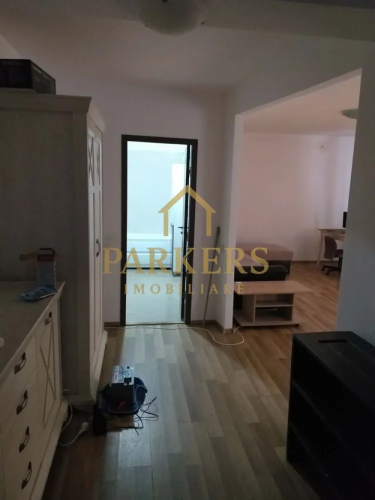 Apartament 2 camere de vanzare Razoare in Floresti jud.Cluj - Parkers Imobiliare vă propune spre vânzare un apartament cu 2 camere, cu o suprafață generoasă de 63 mp, situat la etajul 1 al unui imobil construit în perioada 1977–1990. Locuința este decomandată, bine compartimentată și beneficiază de ferestre mari, care asigură lumină naturală din plin pe tot parcursul zilei. Balconul oferă vedere deschisă către stradă, contribuind la un ambient plăcut și aerisit. Apartamentul este finisat modern: parchet laminat în living, gresie în bucătărie, baie cu finisaje moderne, pereți albi, ce oferă un spațiu neutru, ideal pentru personalizare și mobilare după propriul gust. Datorită compartimentării și poziționării, proprietatea este potrivită atât pentru locuință personală, cât și pentru investiție. Localizare excelentă Imobilul este amplasat într-o zonă urbană bine cotată, cu acces rapid către: centre culturale (cinematografe, muzee, teatre), restaurante, cafenele și zone de socializare, școli, magazine și supermarketuri. Pentru relaxare, în apropiere se află Parcul Feroviarilor și Parcul Armătura, iar transportul public este foarte bine dezvoltat, cu stații de autobuz și tren la câteva minute distanță. Vă invităm la vizionare pentru a descoperi toate avantajele acestei proprietăți. Contactați Parkers Imobiliare pentru mai multe informații și pentru programarea unei vizionări! }}