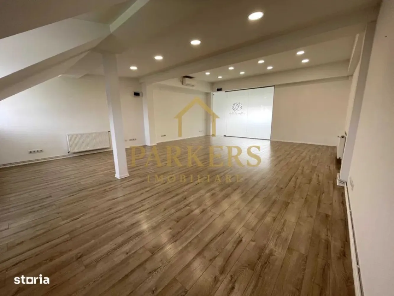 Spatiu de inchiriat 65 mp in zona str Paris - Rivus mall - Acest spatiu are o suprafata utila de 65 mp, este open space cu posibilitate de compartimentare. Se preteaza pentru birouri, sala de cursuri, agentii, etc. Este situat intro cladire cu activitati mixte.Locatia este foarte accesibila, in zona strazii Paris, la 300m de mijloacdele de transport care conecteaza tot orasul si la 3 min de viitorul mall Rivus. Dispune de contorizare separata, centrala termica si aer conditionat. Multiple posibilitati de parcare in zona. }}