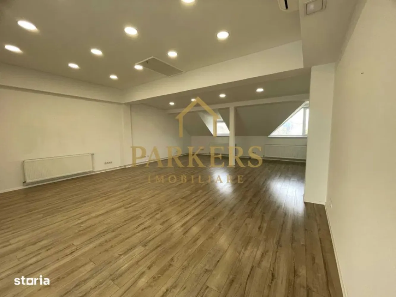 Spatiu de inchiriat 65 mp in zona str Paris - Rivus mall - Acest spatiu are o suprafata utila de 65 mp, este open space cu posibilitate de compartimentare. Se preteaza pentru birouri, sala de cursuri, agentii, etc. Este situat intro cladire cu activitati mixte.Locatia este foarte accesibila, in zona strazii Paris, la 300m de mijloacdele de transport care conecteaza tot orasul si la 3 min de viitorul mall Rivus. Dispune de contorizare separata, centrala termica si aer conditionat. Multiple posibilitati de parcare in zona. }}