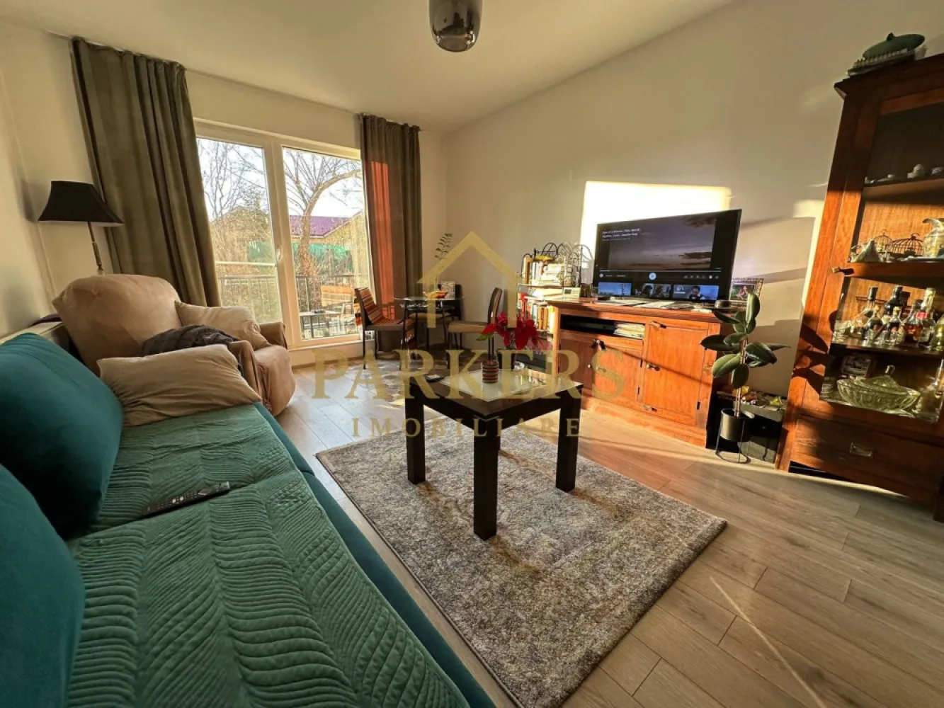 Apartament de vanzare 2 camere cu gradina si balcon in Floresti Cluj - Parkers Imobiliare vă propune spre vânzare un apartament cu 2 camere decomandate, având o suprafață utilă de 61 mp, situat la parter înalt al unui imobil modern din Florești, cu acces facil către municipiul Cluj-Napoca. Proprietatea beneficiază de un avantaj important, respectiv o grădină proprie de aproximativ 30 mp, ideală pentru relaxare, activități în aer liber sau amenajare personalizată. Compartimentarea este eficientă și bine gândită, fiind realizată astfel: hol de acces; bucătărie separată; living spațios; dormitor cu dressing propriu; baie; balcon în suprafață de 4,5 mp. Apartamentul se vinde parțial mobilat și utilat, fiind dotat cu electrocasnice și mobilier de calitate, oferind un nivel ridicat de confort. Imobilul este amplasat într-o zonă liniștită, dar accesibilă, cu acces rapid către punctele de interes din localitate. Opțional, se poate achiziționa un loc de parcare subterană. Locuința este potrivită atât pentru rezidență, cât și pentru investiție, datorită compartimentării funcționale, grădinii private și accesului facil către oraș. Pentru informații suplimentare și programarea unei vizionări, vă invităm să ne contactați. }}