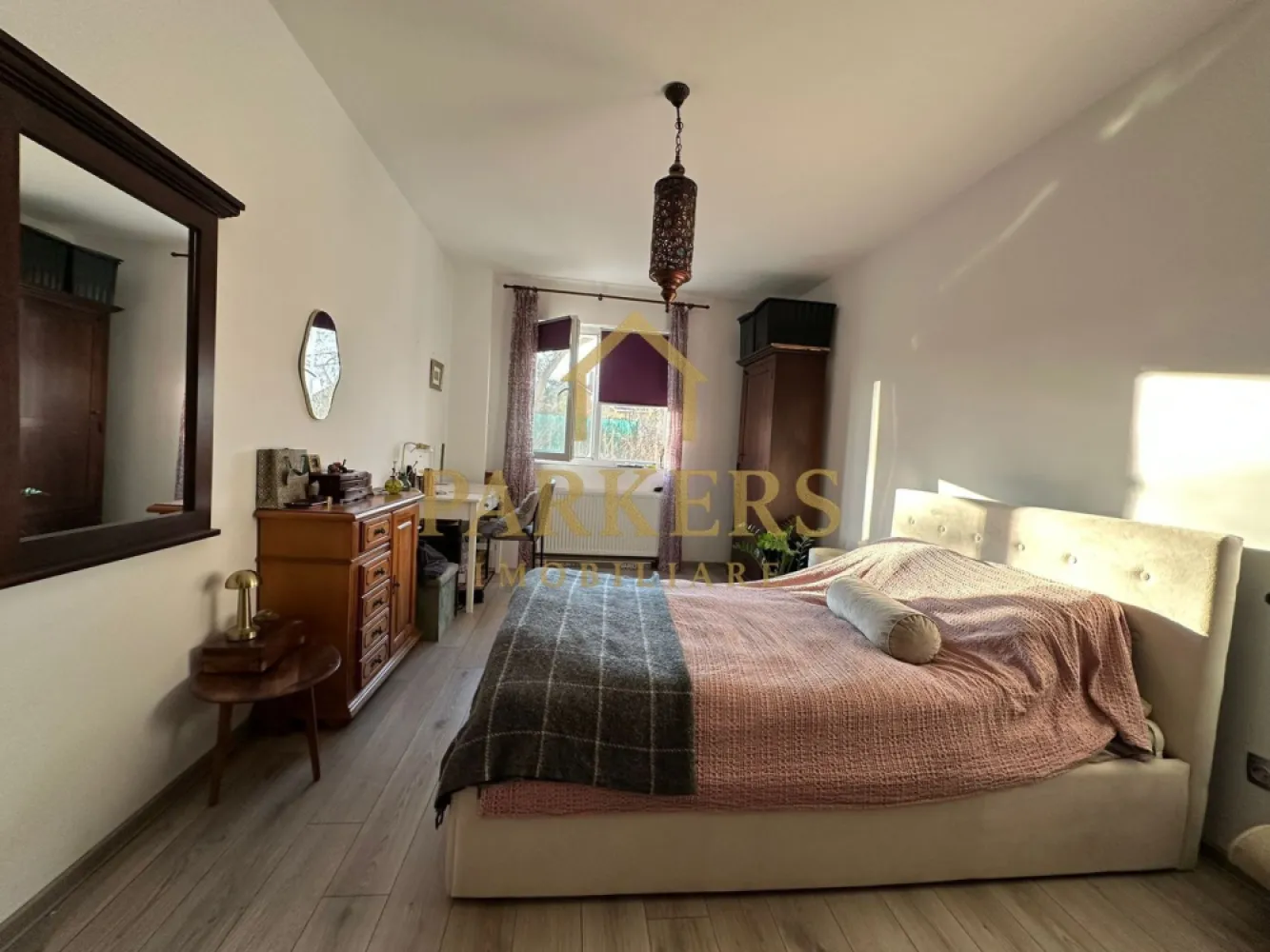 Apartament de vanzare 2 camere cu gradina si balcon in Floresti Cluj - Parkers Imobiliare vă propune spre vânzare un apartament cu 2 camere decomandate, având o suprafață utilă de 61 mp, situat la parter înalt al unui imobil modern din Florești, cu acces facil către municipiul Cluj-Napoca. Proprietatea beneficiază de un avantaj important, respectiv o grădină proprie de aproximativ 30 mp, ideală pentru relaxare, activități în aer liber sau amenajare personalizată. Compartimentarea este eficientă și bine gândită, fiind realizată astfel: hol de acces; bucătărie separată; living spațios; dormitor cu dressing propriu; baie; balcon în suprafață de 4,5 mp. Apartamentul se vinde parțial mobilat și utilat, fiind dotat cu electrocasnice și mobilier de calitate, oferind un nivel ridicat de confort. Imobilul este amplasat într-o zonă liniștită, dar accesibilă, cu acces rapid către punctele de interes din localitate. Opțional, se poate achiziționa un loc de parcare subterană. Locuința este potrivită atât pentru rezidență, cât și pentru investiție, datorită compartimentării funcționale, grădinii private și accesului facil către oraș. Pentru informații suplimentare și programarea unei vizionări, vă invităm să ne contactați. }}