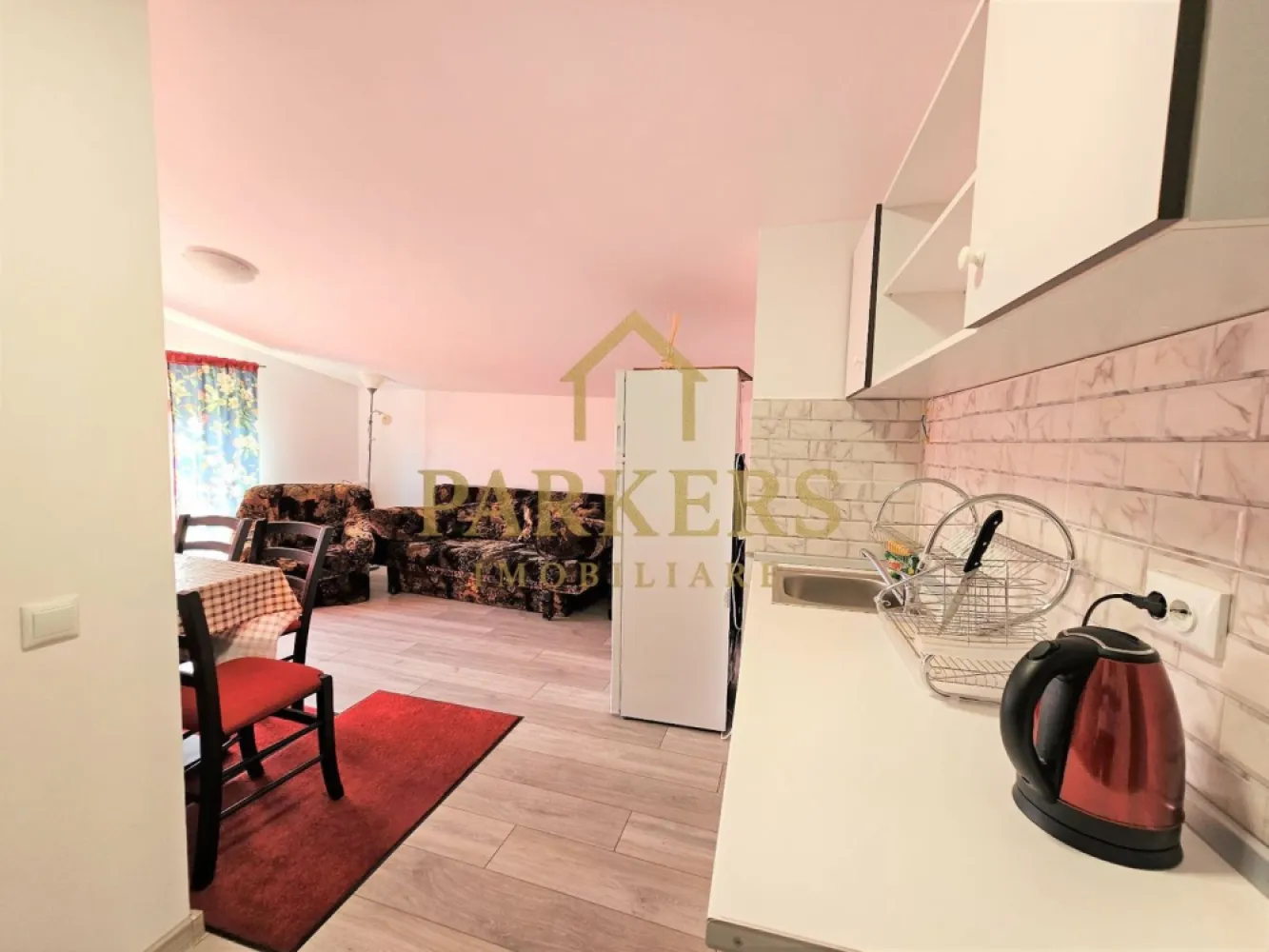 Apartament 7 dormitoare de inchiriat in Gheorgheni disponibil imediat - Parkers Imobiliare oferă spre închiriere un apartament rezidențial deosebit, situat în cartierul Gheorgheni, Cluj-Napoca, într-un bloc cu 2 etaje și mansardă, într-o zonă liniștită, cu acces facil către punctele de interes ale orașului. Apartamentul este dispus pe 3 niveluri și beneficiază de o compartimentare generoasă și funcțională, având în total 10 camere, dintre care 7 dormitoare, fiind ideal pentru o familie numeroasă sau pentru persoane care își doresc un spațiu amplu de locuit. Configurația interioară include 2 livinguri spațioase, potrivite atât pentru relaxare, cât și pentru socializare, 2 bucătării separate, precum și 3 băi, oferind un nivel ridicat de confort și intimitate pentru toți locatarii. Datorită dispunerii pe mai multe niveluri, zonele de zi și de noapte sunt bine delimitate. Imobilul este destinat exclusiv uzului rezidențial, nu este pretabil pentru activități comerciale sau birouri. Spațiile sunt luminoase, bine aerisite, iar compartimentarea permite o organizare flexibilă a locuinței. Cartierul Gheorgheni este apreciat pentru liniște, aer curat și vecinătăți bune, fiind totodată bine conectat cu restul orașului. Apartamentul este disponibil imediat, iar închirierea se realizează prin Parkers Imobiliare. }}