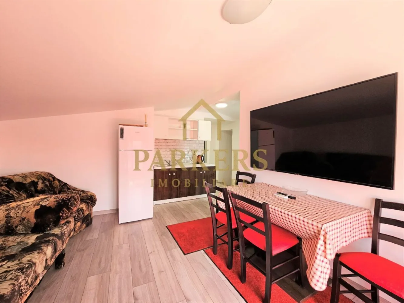 Apartament 7 dormitoare de inchiriat in Gheorgheni disponibil imediat - Parkers Imobiliare oferă spre închiriere un apartament rezidențial deosebit, situat în cartierul Gheorgheni, Cluj-Napoca, într-un bloc cu 2 etaje și mansardă, într-o zonă liniștită, cu acces facil către punctele de interes ale orașului. Apartamentul este dispus pe 3 niveluri și beneficiază de o compartimentare generoasă și funcțională, având în total 10 camere, dintre care 7 dormitoare, fiind ideal pentru o familie numeroasă sau pentru persoane care își doresc un spațiu amplu de locuit. Configurația interioară include 2 livinguri spațioase, potrivite atât pentru relaxare, cât și pentru socializare, 2 bucătării separate, precum și 3 băi, oferind un nivel ridicat de confort și intimitate pentru toți locatarii. Datorită dispunerii pe mai multe niveluri, zonele de zi și de noapte sunt bine delimitate. Imobilul este destinat exclusiv uzului rezidențial, nu este pretabil pentru activități comerciale sau birouri. Spațiile sunt luminoase, bine aerisite, iar compartimentarea permite o organizare flexibilă a locuinței. Cartierul Gheorgheni este apreciat pentru liniște, aer curat și vecinătăți bune, fiind totodată bine conectat cu restul orașului. Apartamentul este disponibil imediat, iar închirierea se realizează prin Parkers Imobiliare. }}