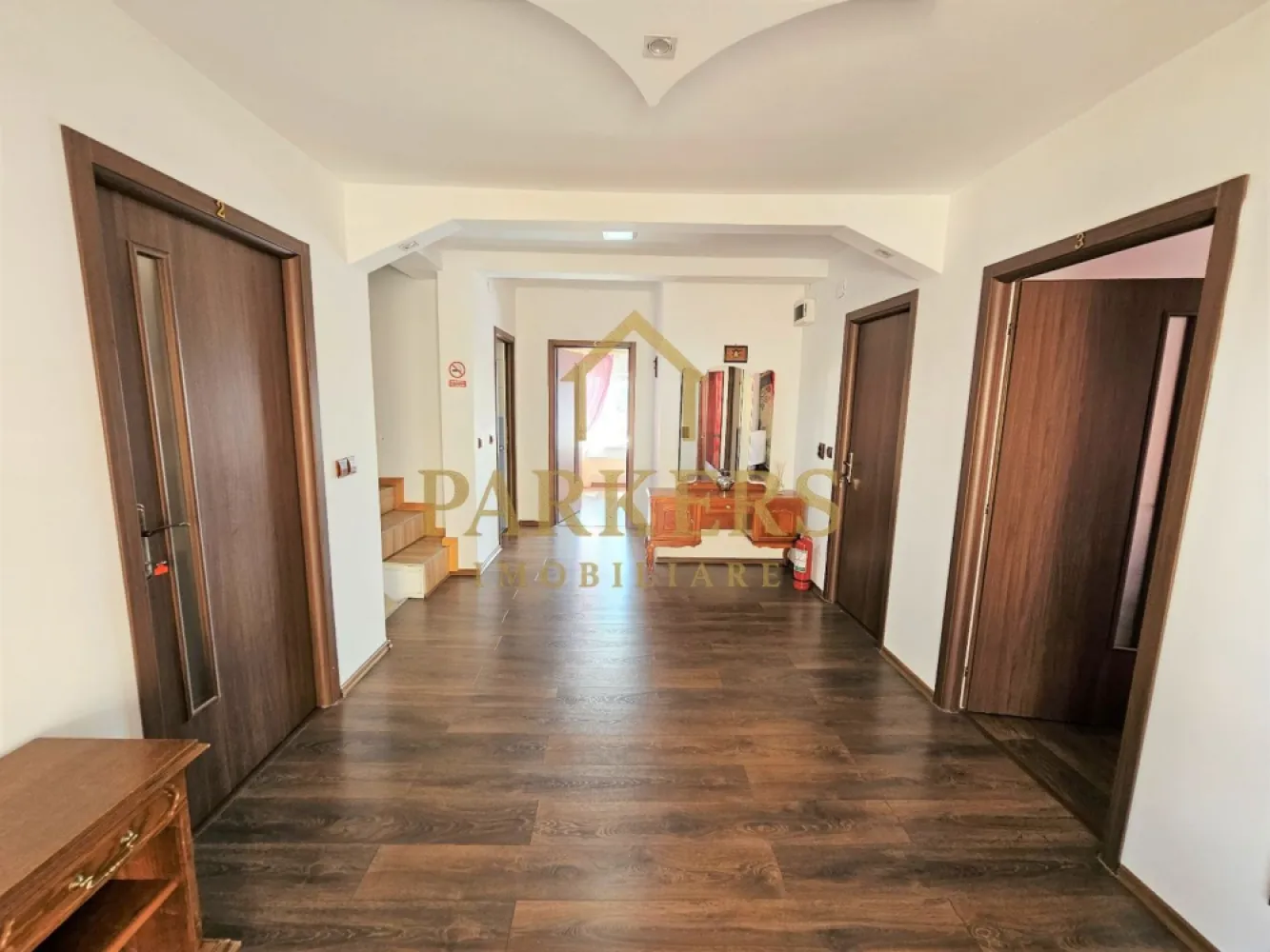 Apartament 7 dormitoare de inchiriat in Gheorgheni disponibil imediat - Parkers Imobiliare oferă spre închiriere un apartament rezidențial deosebit, situat în cartierul Gheorgheni, Cluj-Napoca, într-un bloc cu 2 etaje și mansardă, într-o zonă liniștită, cu acces facil către punctele de interes ale orașului. Apartamentul este dispus pe 3 niveluri și beneficiază de o compartimentare generoasă și funcțională, având în total 10 camere, dintre care 7 dormitoare, fiind ideal pentru o familie numeroasă sau pentru persoane care își doresc un spațiu amplu de locuit. Configurația interioară include 2 livinguri spațioase, potrivite atât pentru relaxare, cât și pentru socializare, 2 bucătării separate, precum și 3 băi, oferind un nivel ridicat de confort și intimitate pentru toți locatarii. Datorită dispunerii pe mai multe niveluri, zonele de zi și de noapte sunt bine delimitate. Imobilul este destinat exclusiv uzului rezidențial, nu este pretabil pentru activități comerciale sau birouri. Spațiile sunt luminoase, bine aerisite, iar compartimentarea permite o organizare flexibilă a locuinței. Cartierul Gheorgheni este apreciat pentru liniște, aer curat și vecinătăți bune, fiind totodată bine conectat cu restul orașului. Apartamentul este disponibil imediat, iar închirierea se realizează prin Parkers Imobiliare. }}