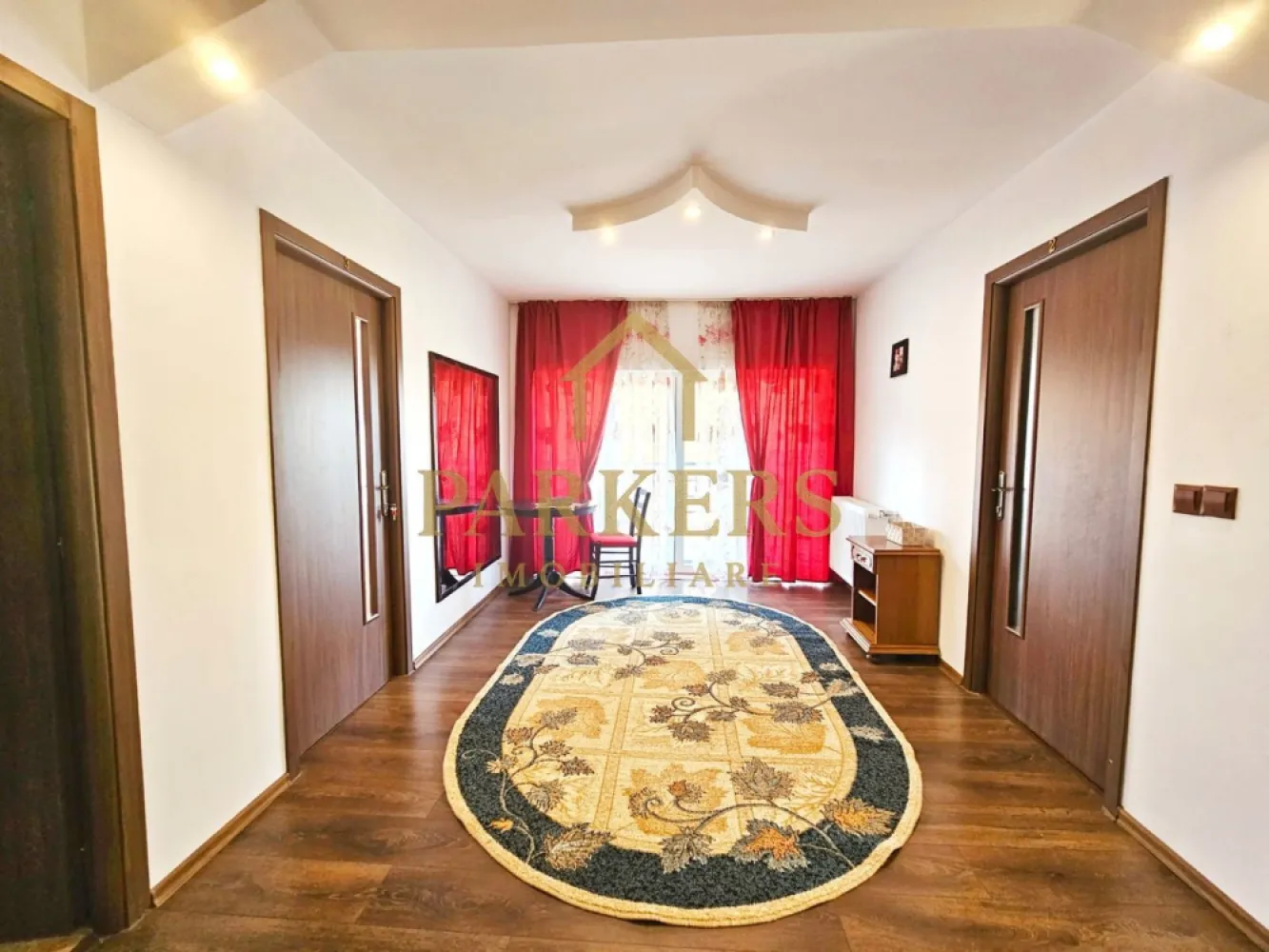 Apartament 7 dormitoare de inchiriat in Gheorgheni disponibil imediat - Parkers Imobiliare oferă spre închiriere un apartament rezidențial deosebit, situat în cartierul Gheorgheni, Cluj-Napoca, într-un bloc cu 2 etaje și mansardă, într-o zonă liniștită, cu acces facil către punctele de interes ale orașului. Apartamentul este dispus pe 3 niveluri și beneficiază de o compartimentare generoasă și funcțională, având în total 10 camere, dintre care 7 dormitoare, fiind ideal pentru o familie numeroasă sau pentru persoane care își doresc un spațiu amplu de locuit. Configurația interioară include 2 livinguri spațioase, potrivite atât pentru relaxare, cât și pentru socializare, 2 bucătării separate, precum și 3 băi, oferind un nivel ridicat de confort și intimitate pentru toți locatarii. Datorită dispunerii pe mai multe niveluri, zonele de zi și de noapte sunt bine delimitate. Imobilul este destinat exclusiv uzului rezidențial, nu este pretabil pentru activități comerciale sau birouri. Spațiile sunt luminoase, bine aerisite, iar compartimentarea permite o organizare flexibilă a locuinței. Cartierul Gheorgheni este apreciat pentru liniște, aer curat și vecinătăți bune, fiind totodată bine conectat cu restul orașului. Apartamentul este disponibil imediat, iar închirierea se realizează prin Parkers Imobiliare. }}