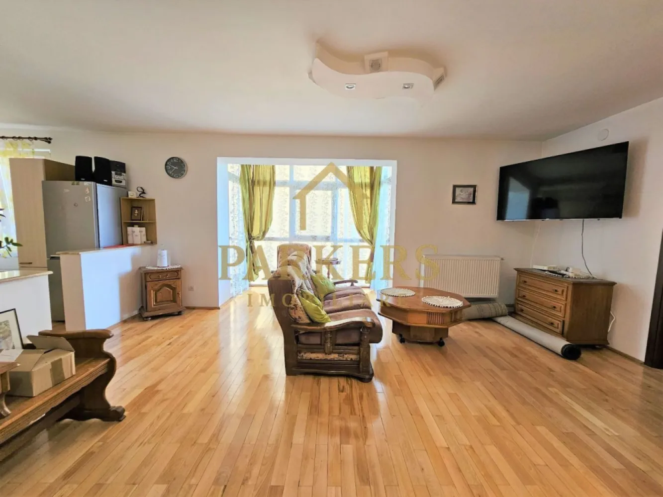 Apartament 7 dormitoare de inchiriat in Gheorgheni disponibil imediat - Parkers Imobiliare oferă spre închiriere un apartament rezidențial deosebit, situat în cartierul Gheorgheni, Cluj-Napoca, într-un bloc cu 2 etaje și mansardă, într-o zonă liniștită, cu acces facil către punctele de interes ale orașului. Apartamentul este dispus pe 3 niveluri și beneficiază de o compartimentare generoasă și funcțională, având în total 10 camere, dintre care 7 dormitoare, fiind ideal pentru o familie numeroasă sau pentru persoane care își doresc un spațiu amplu de locuit. Configurația interioară include 2 livinguri spațioase, potrivite atât pentru relaxare, cât și pentru socializare, 2 bucătării separate, precum și 3 băi, oferind un nivel ridicat de confort și intimitate pentru toți locatarii. Datorită dispunerii pe mai multe niveluri, zonele de zi și de noapte sunt bine delimitate. Imobilul este destinat exclusiv uzului rezidențial, nu este pretabil pentru activități comerciale sau birouri. Spațiile sunt luminoase, bine aerisite, iar compartimentarea permite o organizare flexibilă a locuinței. Cartierul Gheorgheni este apreciat pentru liniște, aer curat și vecinătăți bune, fiind totodată bine conectat cu restul orașului. Apartamentul este disponibil imediat, iar închirierea se realizează prin Parkers Imobiliare. }}