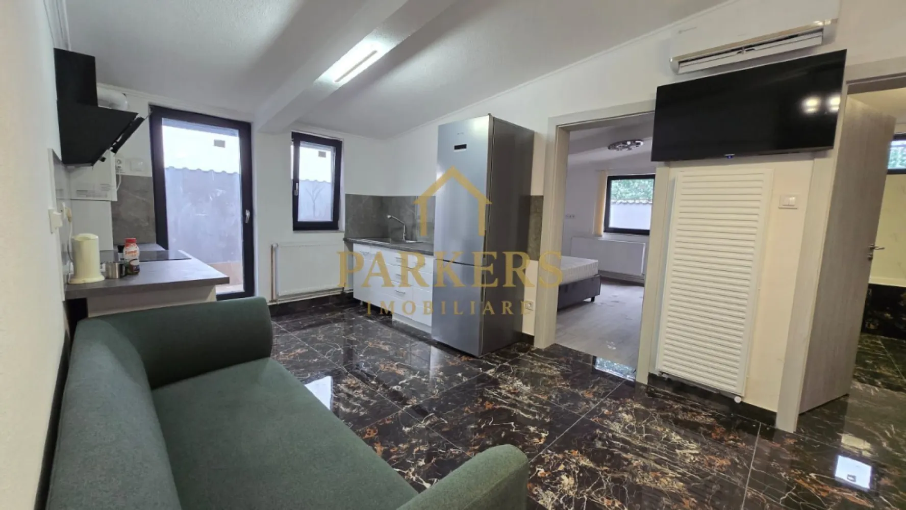 Apartament 3 camere 60 mp la mansarda si parcare in Manastur - Parkers Imobiliare propune spre vânzare un apartament modern cu 3 camere, situat în cartierul Mănăștur din Cluj-Napoca, într-un imobil cu regim mic de înălțime 2 etaje + mansardă. Proprietatea se află la mansardă și oferă o atmosferă intimă, liniștită și foarte bine compartimentată pentru confortul unei familii sau pentru investiție. Apartamentul are o suprafață utilă de 60 mp și dispune de o terasă de 8 mp, perfectă pentru relaxare, servirea cafelei sau amenajarea unui colț verde. Configurația este practică și modernă, cu bucătărie open-space integrată în zona de living, oferind o senzație amplă de spațiu și lumină. Locuința este completată de două dormitoare bine proporționate și o baie. Un mare avantaj al proprietății îl reprezintă locul de parcare inclus în curte, cu acces prin poartă automatizată cu telecomandă, aspect care oferă siguranță și comoditate în fiecare zi. Apartamentul dispune de centrală termică proprie cu calorifere, asigurând eficiență energetică și costuri reduse de întreținere, fiind în același timp ușor de gestionat pe tot parcursul anului. Imobilul este bine întreținut, iar zona este una liniștită, cu acces rapid la mijloace de transport, magazine, școli și alte puncte de interes din cartierul Mănăștur. Este o locuință potrivită pentru persoane care caută confort, intimitate și acces facil către toate facilitățile zonei. Pentru detalii suplimentare sau programarea unei vizionări, Parkers Imobiliare vă stă la dispoziție. }}