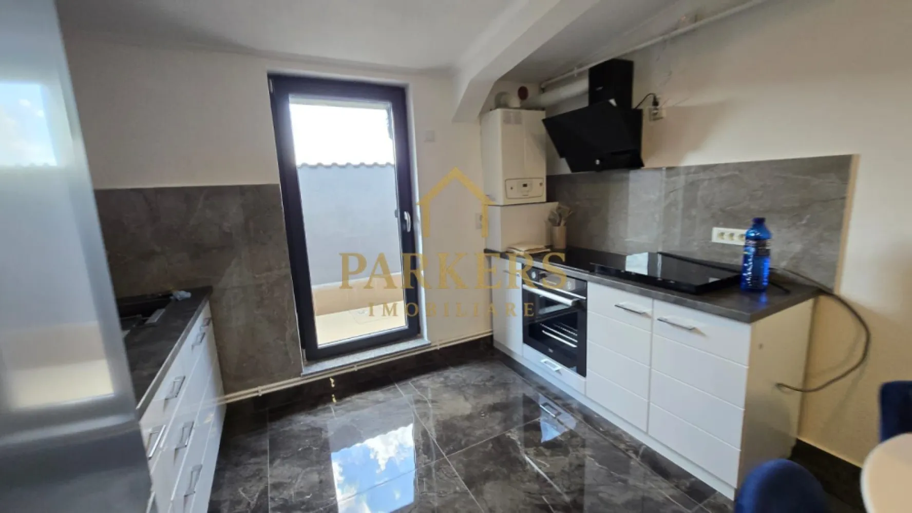 Apartament 3 camere 60 mp la mansarda si parcare in Manastur - Parkers Imobiliare propune spre vânzare un apartament modern cu 3 camere, situat în cartierul Mănăștur din Cluj-Napoca, într-un imobil cu regim mic de înălțime 2 etaje + mansardă. Proprietatea se află la mansardă și oferă o atmosferă intimă, liniștită și foarte bine compartimentată pentru confortul unei familii sau pentru investiție. Apartamentul are o suprafață utilă de 60 mp și dispune de o terasă de 8 mp, perfectă pentru relaxare, servirea cafelei sau amenajarea unui colț verde. Configurația este practică și modernă, cu bucătărie open-space integrată în zona de living, oferind o senzație amplă de spațiu și lumină. Locuința este completată de două dormitoare bine proporționate și o baie. Un mare avantaj al proprietății îl reprezintă locul de parcare inclus în curte, cu acces prin poartă automatizată cu telecomandă, aspect care oferă siguranță și comoditate în fiecare zi. Apartamentul dispune de centrală termică proprie cu calorifere, asigurând eficiență energetică și costuri reduse de întreținere, fiind în același timp ușor de gestionat pe tot parcursul anului. Imobilul este bine întreținut, iar zona este una liniștită, cu acces rapid la mijloace de transport, magazine, școli și alte puncte de interes din cartierul Mănăștur. Este o locuință potrivită pentru persoane care caută confort, intimitate și acces facil către toate facilitățile zonei. Pentru detalii suplimentare sau programarea unei vizionări, Parkers Imobiliare vă stă la dispoziție. }}