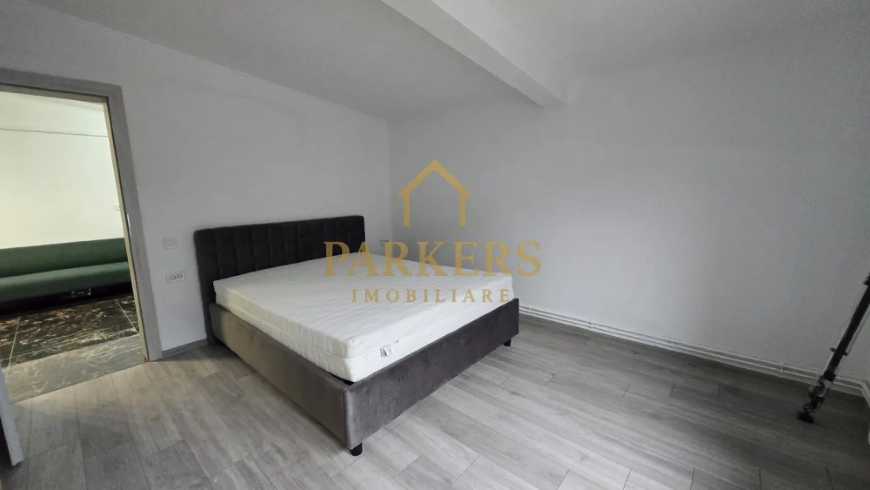 Apartament 3 camere 60 mp la mansarda si parcare in Manastur - Parkers Imobiliare propune spre vânzare un apartament modern cu 3 camere, situat în cartierul Mănăștur din Cluj-Napoca, într-un imobil cu regim mic de înălțime 2 etaje + mansardă. Proprietatea se află la mansardă și oferă o atmosferă intimă, liniștită și foarte bine compartimentată pentru confortul unei familii sau pentru investiție. Apartamentul are o suprafață utilă de 60 mp și dispune de o terasă de 8 mp, perfectă pentru relaxare, servirea cafelei sau amenajarea unui colț verde. Configurația este practică și modernă, cu bucătărie open-space integrată în zona de living, oferind o senzație amplă de spațiu și lumină. Locuința este completată de două dormitoare bine proporționate și o baie. Un mare avantaj al proprietății îl reprezintă locul de parcare inclus în curte, cu acces prin poartă automatizată cu telecomandă, aspect care oferă siguranță și comoditate în fiecare zi. Apartamentul dispune de centrală termică proprie cu calorifere, asigurând eficiență energetică și costuri reduse de întreținere, fiind în același timp ușor de gestionat pe tot parcursul anului. Imobilul este bine întreținut, iar zona este una liniștită, cu acces rapid la mijloace de transport, magazine, școli și alte puncte de interes din cartierul Mănăștur. Este o locuință potrivită pentru persoane care caută confort, intimitate și acces facil către toate facilitățile zonei. Pentru detalii suplimentare sau programarea unei vizionări, Parkers Imobiliare vă stă la dispoziție. }}